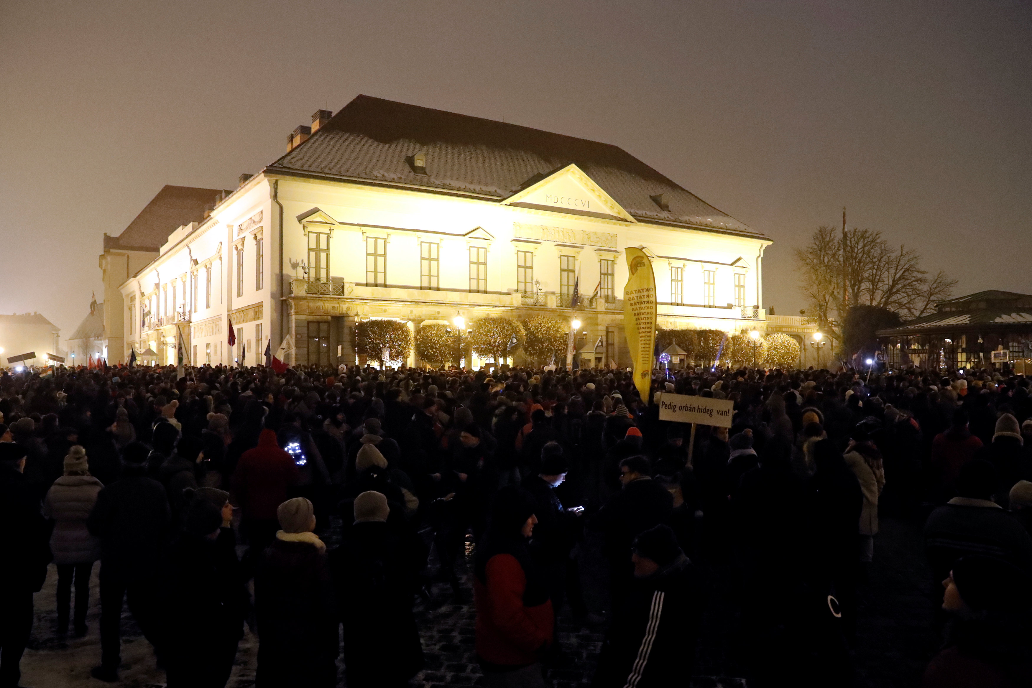 2018-12-21T214544Z_29752985_RC1BC0235540_RTRMADP_3_HUNGARY-PROTEST