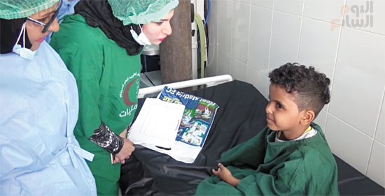 37222-طفل-من-أبين-يتلقى-علاج-بأحد-مستشفيات-اليمن