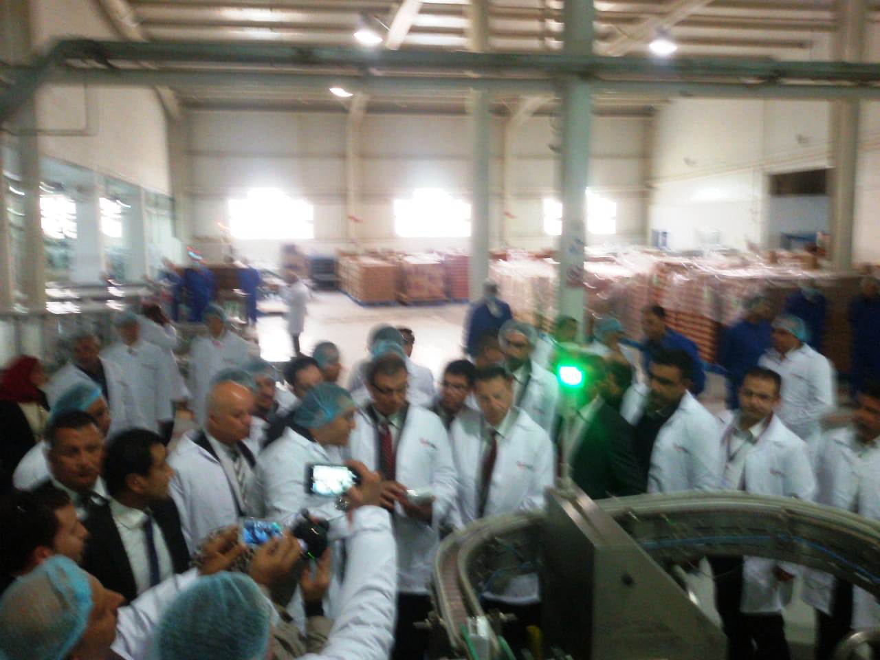 محافظ بنى سويف ووزير القوى العاملة يزوران أحد مصانع الخميرة (1)