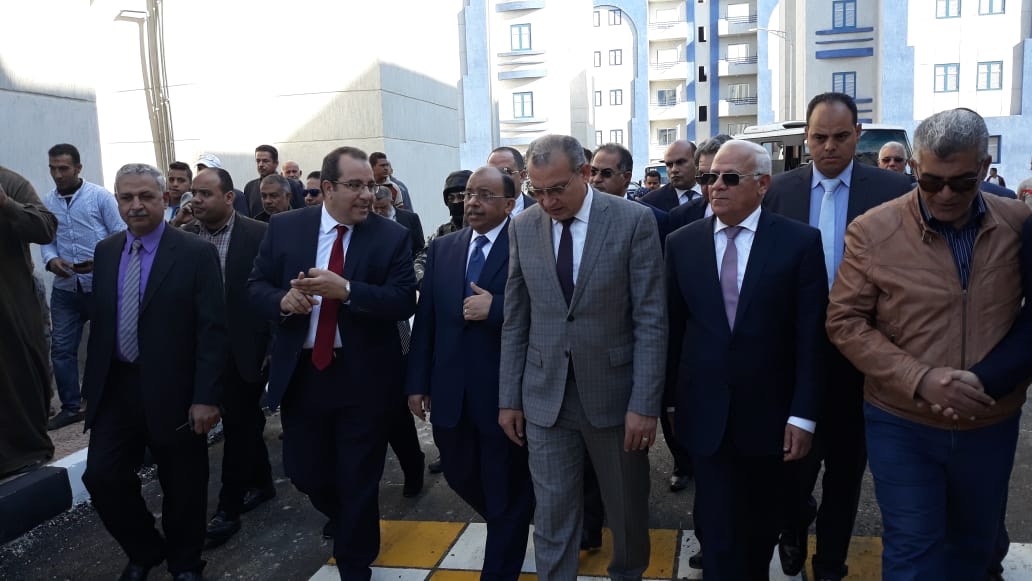 محافظ بورسعيد ووزير التنمية المحلية يفتتحان المشروع السكنى الجديد (2)