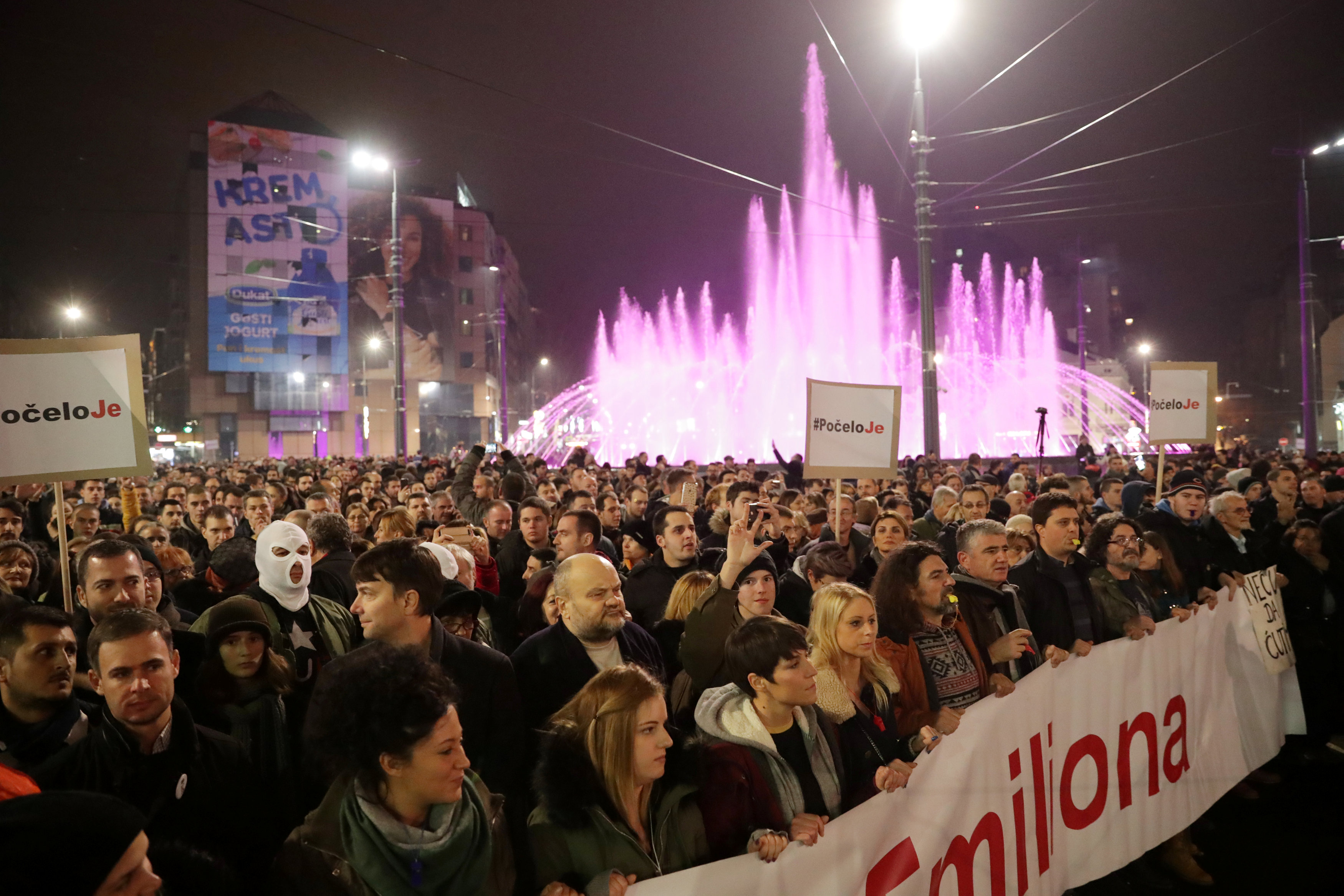 الآلاف يحتجون بلجراد ويتظاهرون ضد الرئيس الصربى (5)