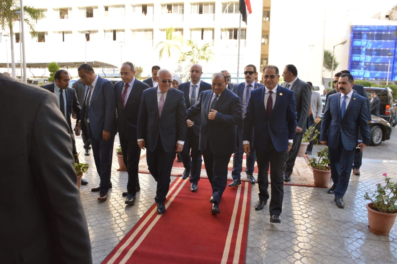 محافظ بورسعيد يستقبل وزير التنمية المحلية  (4)
