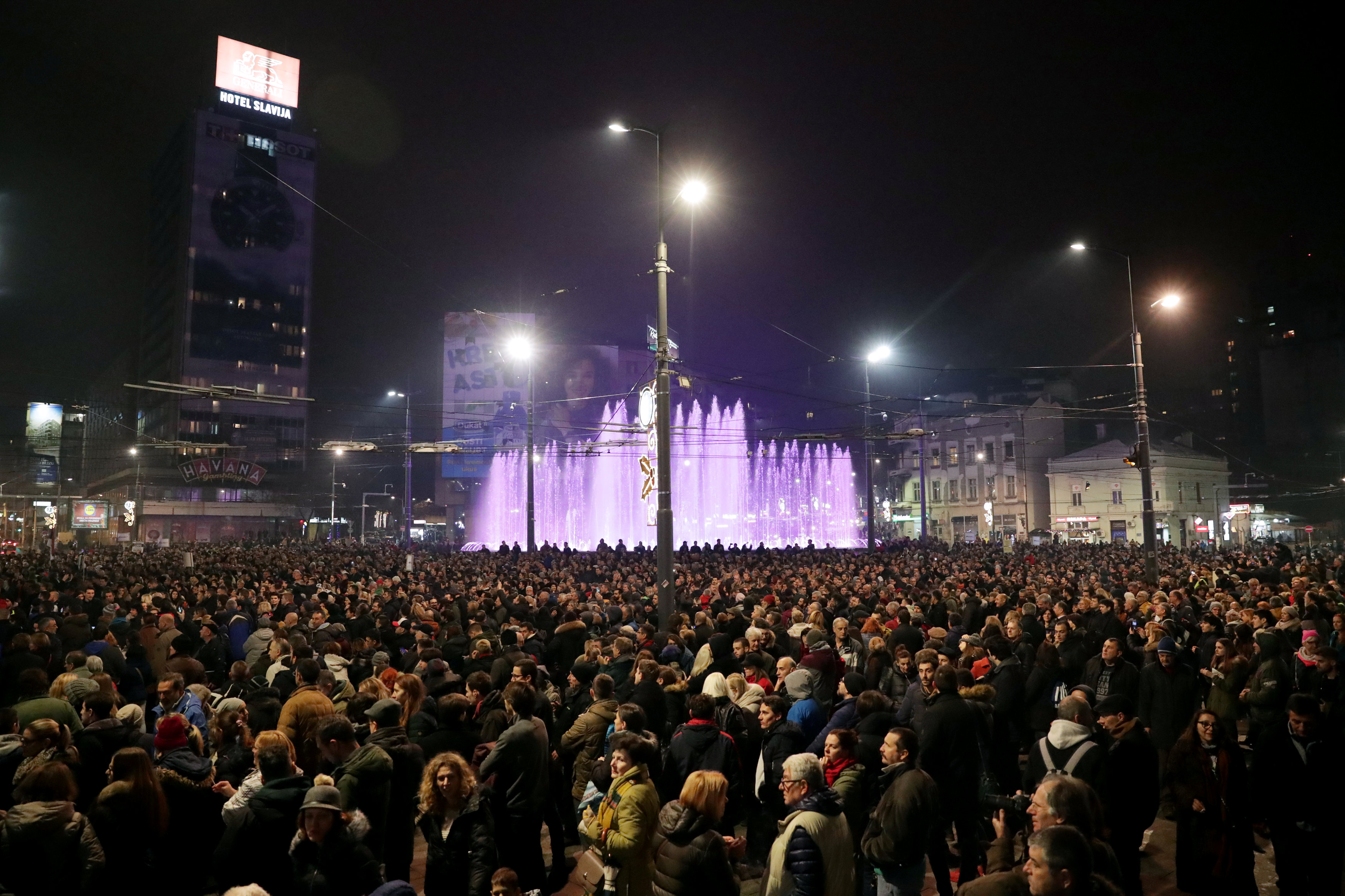 الآلاف يحتجون بلجراد ويتظاهرون ضد الرئيس الصربى (7)