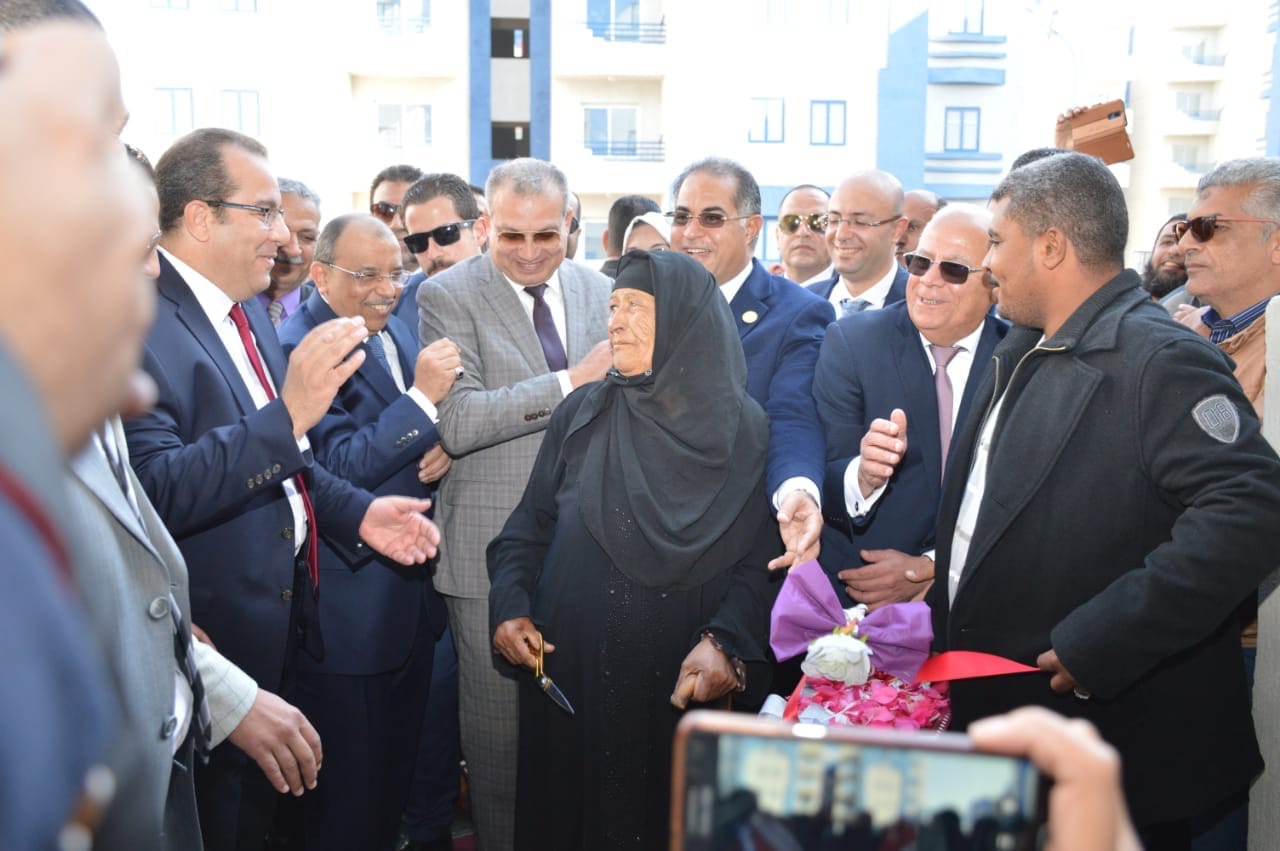 محافظ بورسعيد ووزير التنمية المحلية يفتتحان المشروع السكنى الجديد (1)
