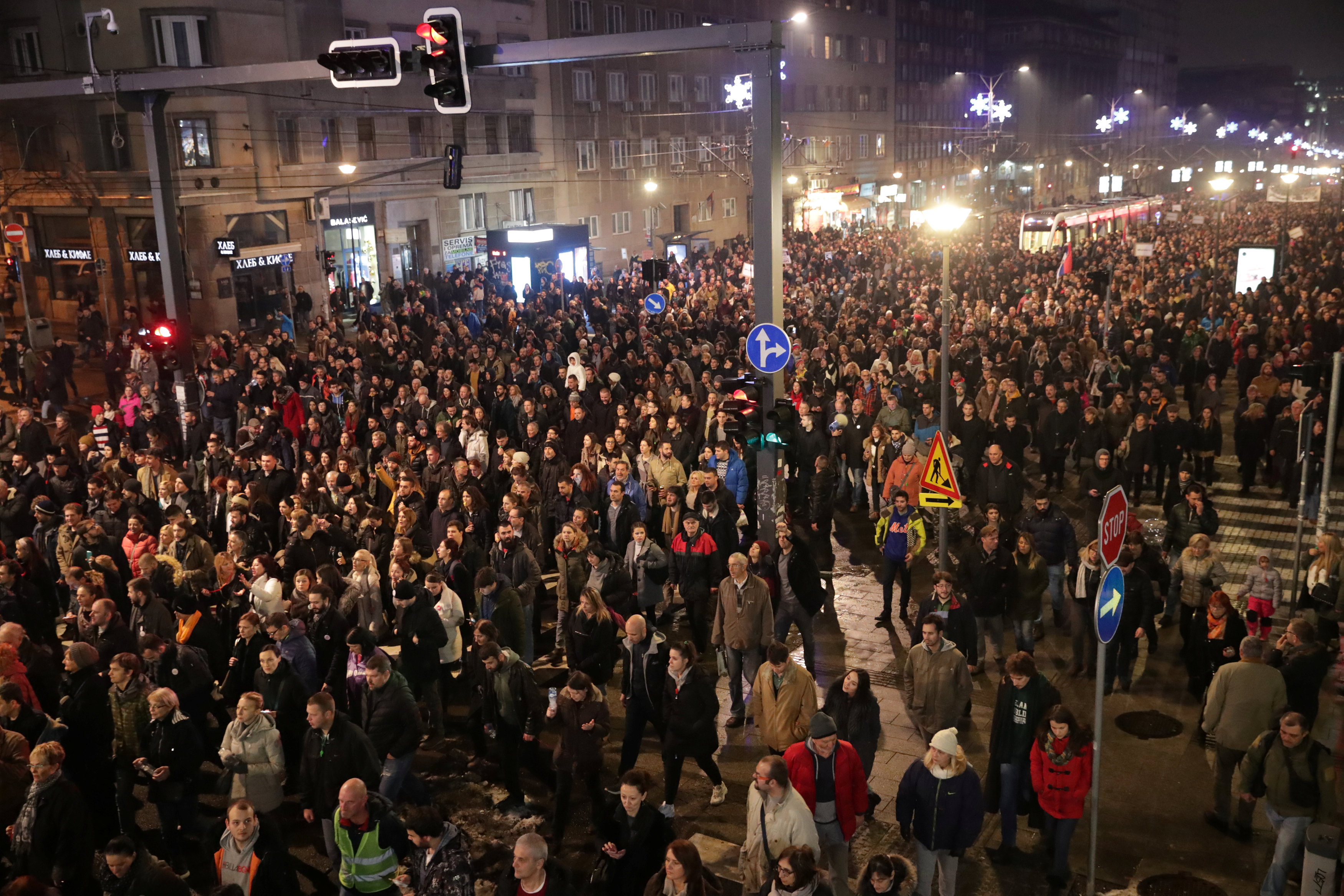 الآلاف يحتجون بلجراد ويتظاهرون ضد الرئيس الصربى (4)