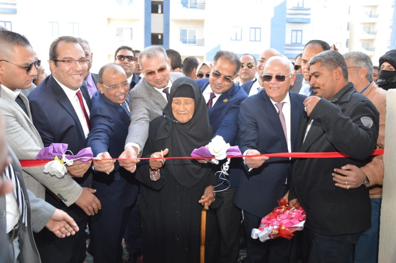 محافظ بورسعيد ووزير التنمية المحلية يفتتحان المشروع السكنى الجديد (10)