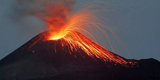 بركان كراكاتو فى إندونيسيا