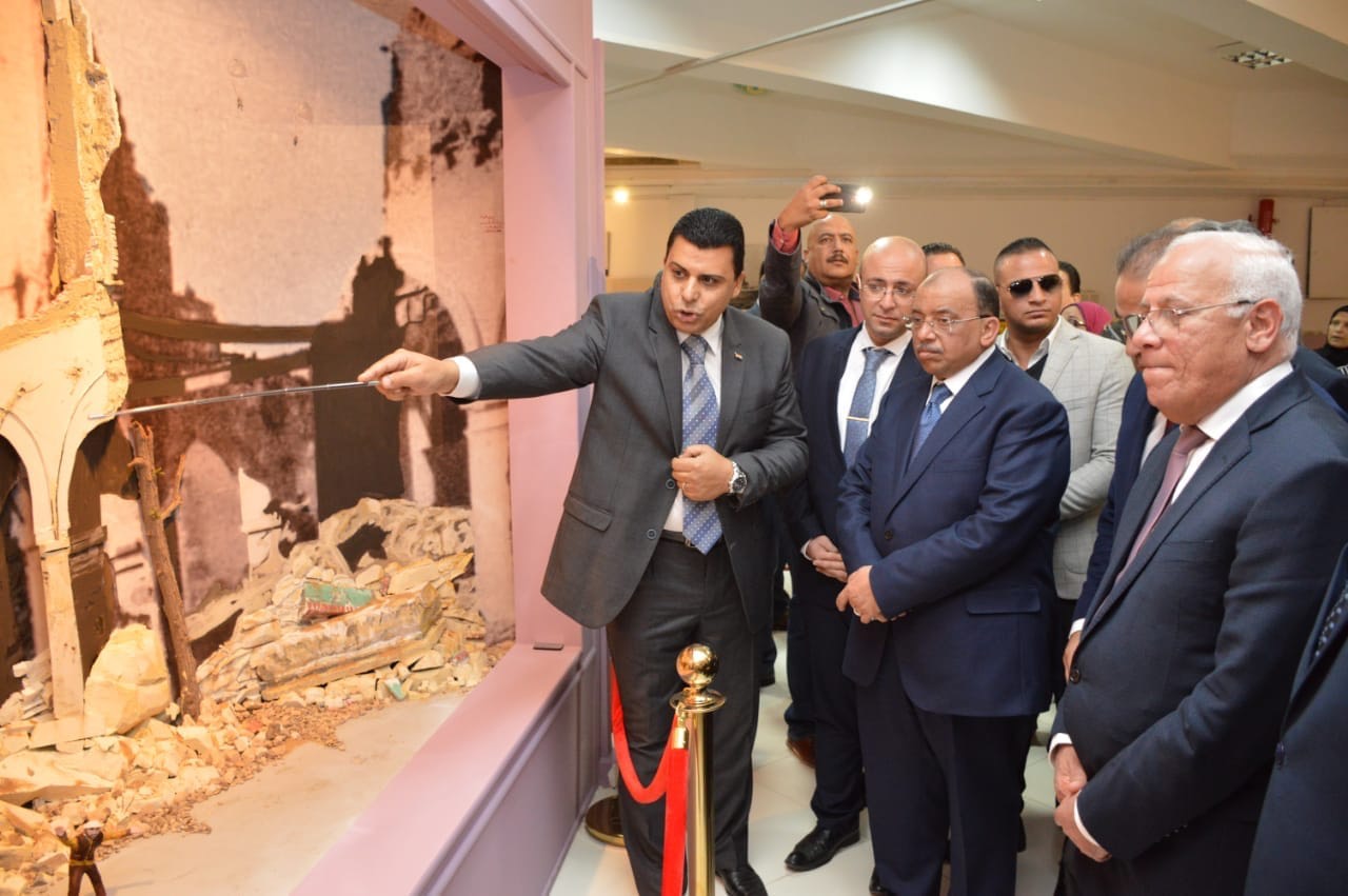 محافظ بورسعيد ووزير التنمية المحلية يفتتحان المشروع السكنى الجديد (9)