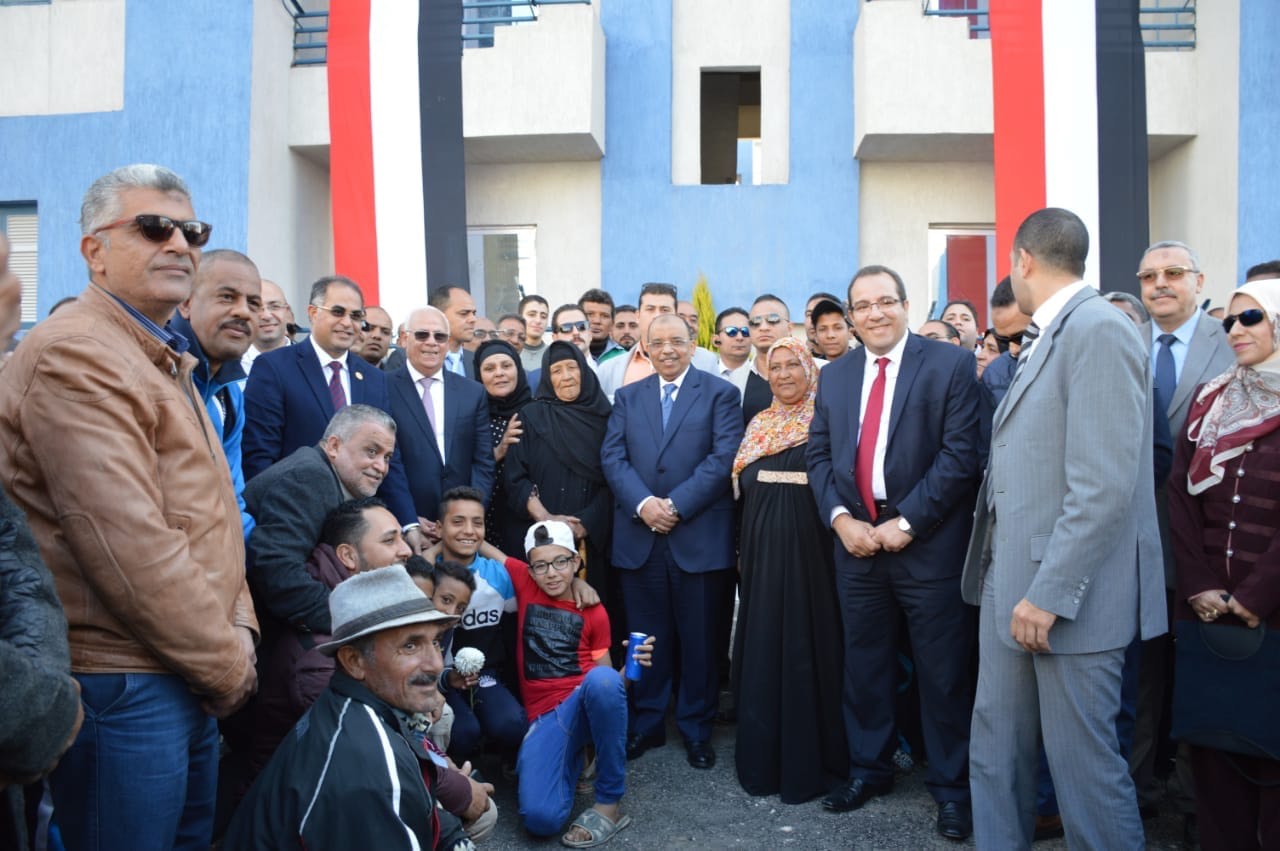 محافظ بورسعيد ووزير التنمية المحلية يفتتحان المشروع السكنى الجديد (11)