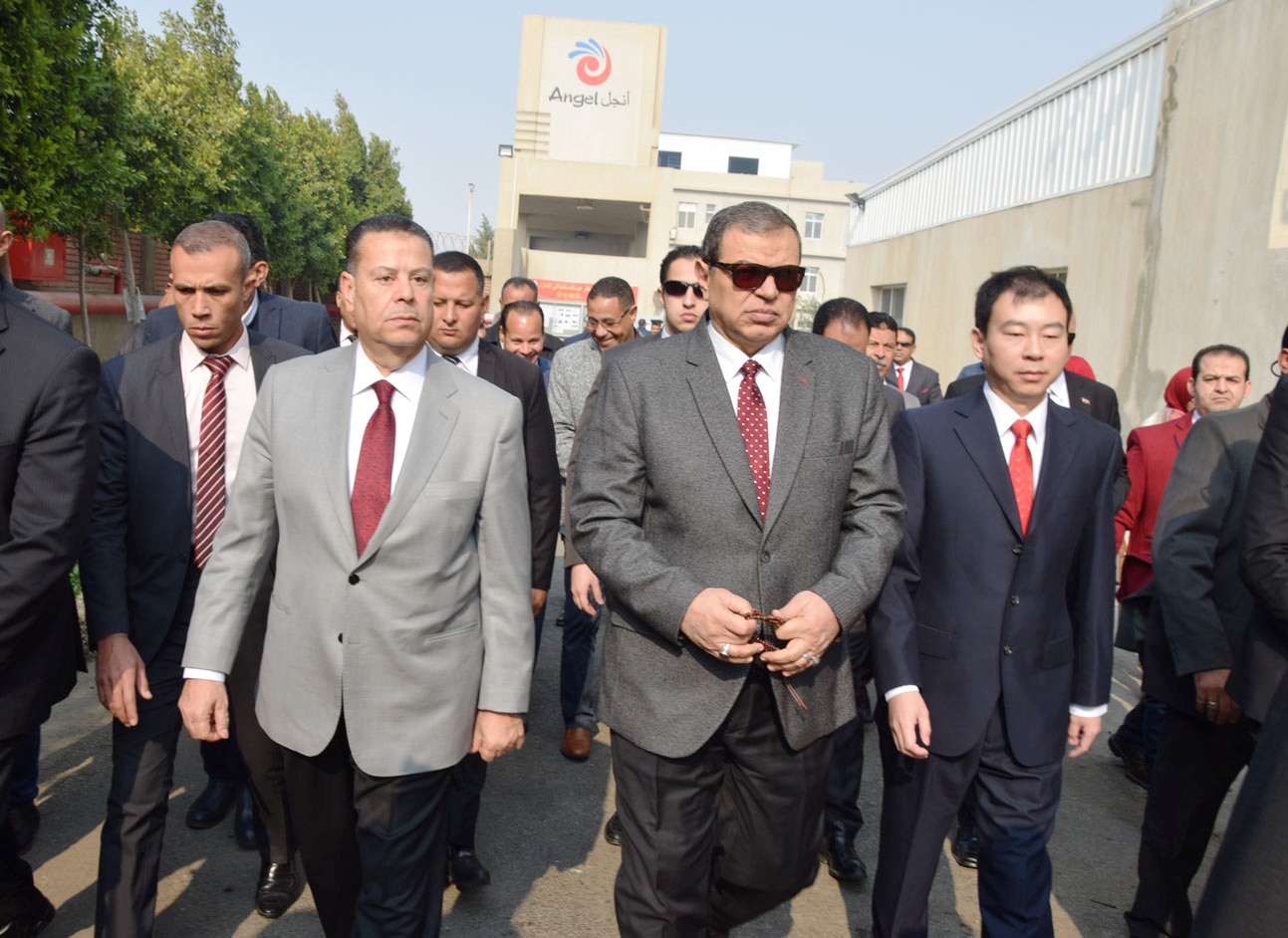 محافظ بنى سويف ووزير القوى العاملة يزوران أحد مصانع الخميرة (4)