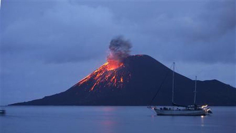 ثوران بركان كراكاتو فى إندونيسيا