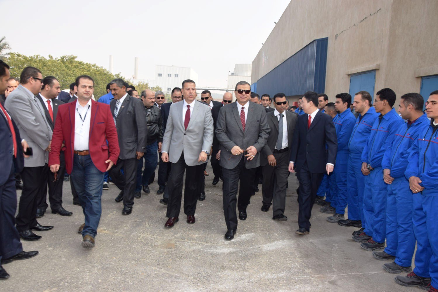 محافظ بنى سويف ووزير القوى العاملة يزوران أحد مصانع الخميرة (3)