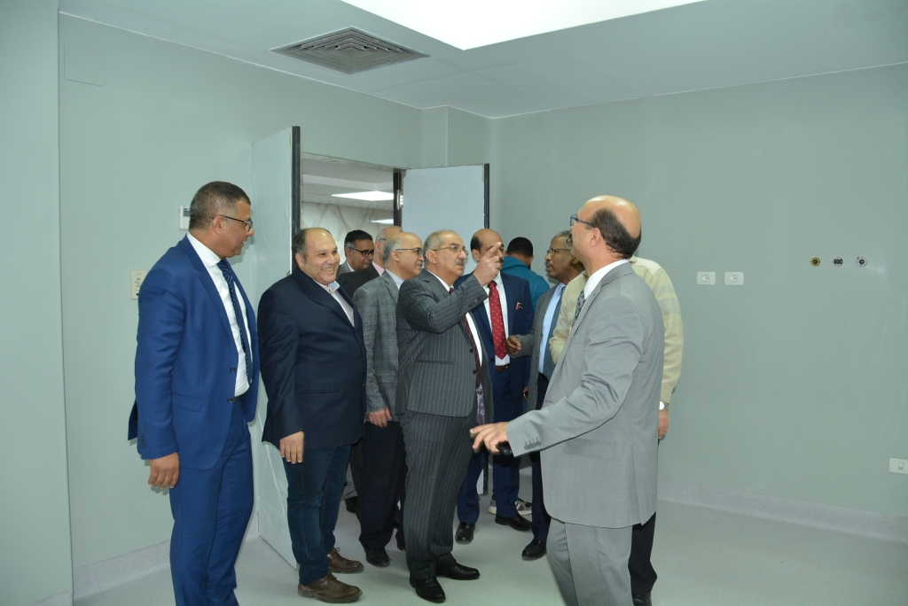 رئيس جامعة أسيوط يشهد افتتاح وحدتي الأشعة المقطعية (2)