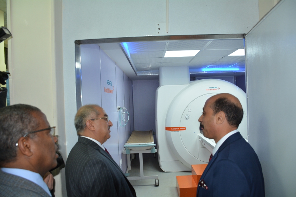 رئيس جامعة أسيوط يشهد افتتاح وحدتي الأشعة المقطعية (13)