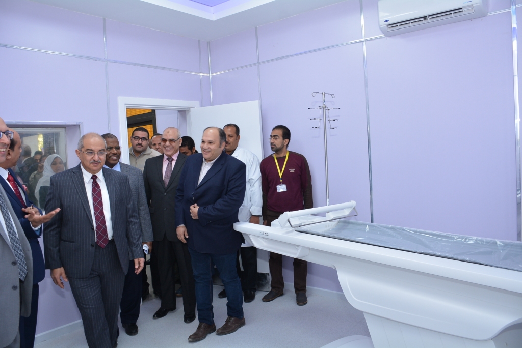 رئيس جامعة أسيوط يشهد افتتاح وحدتي الأشعة المقطعية (7)