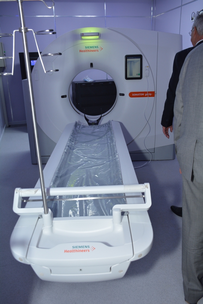 رئيس جامعة أسيوط يشهد افتتاح وحدتي الأشعة المقطعية (9)