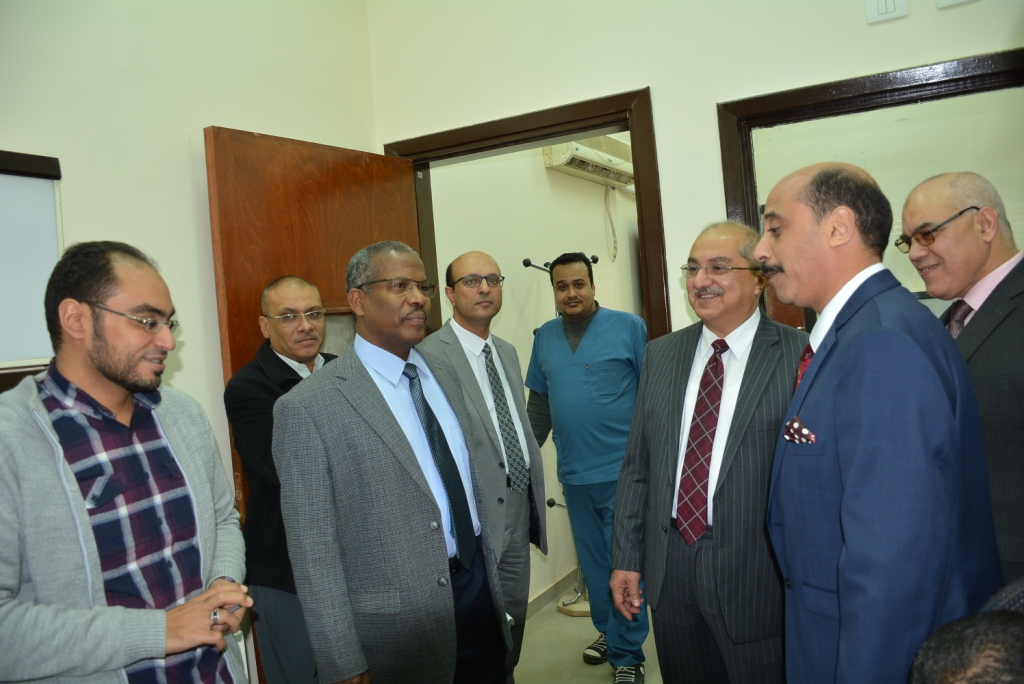 رئيس جامعة أسيوط يشهد افتتاح وحدتي الأشعة المقطعية (1)