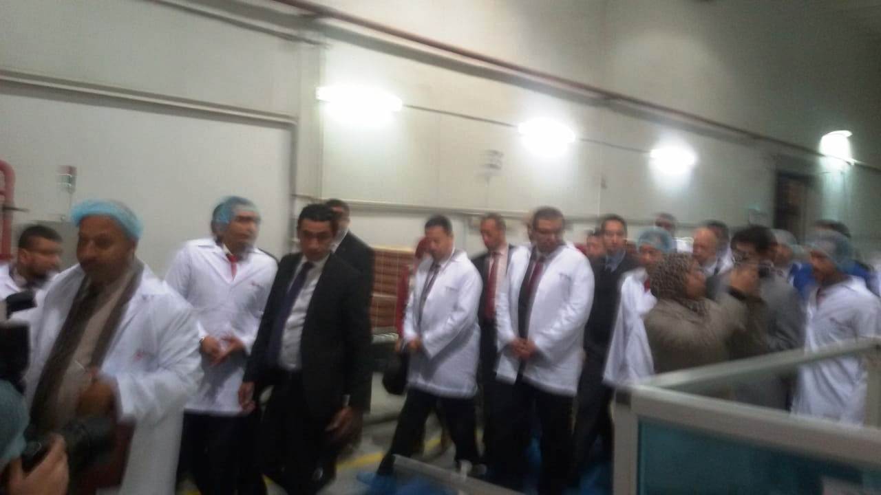 محافظ بنى سويف ووزير القوى العاملة يزوران أحد مصانع الخميرة (2)