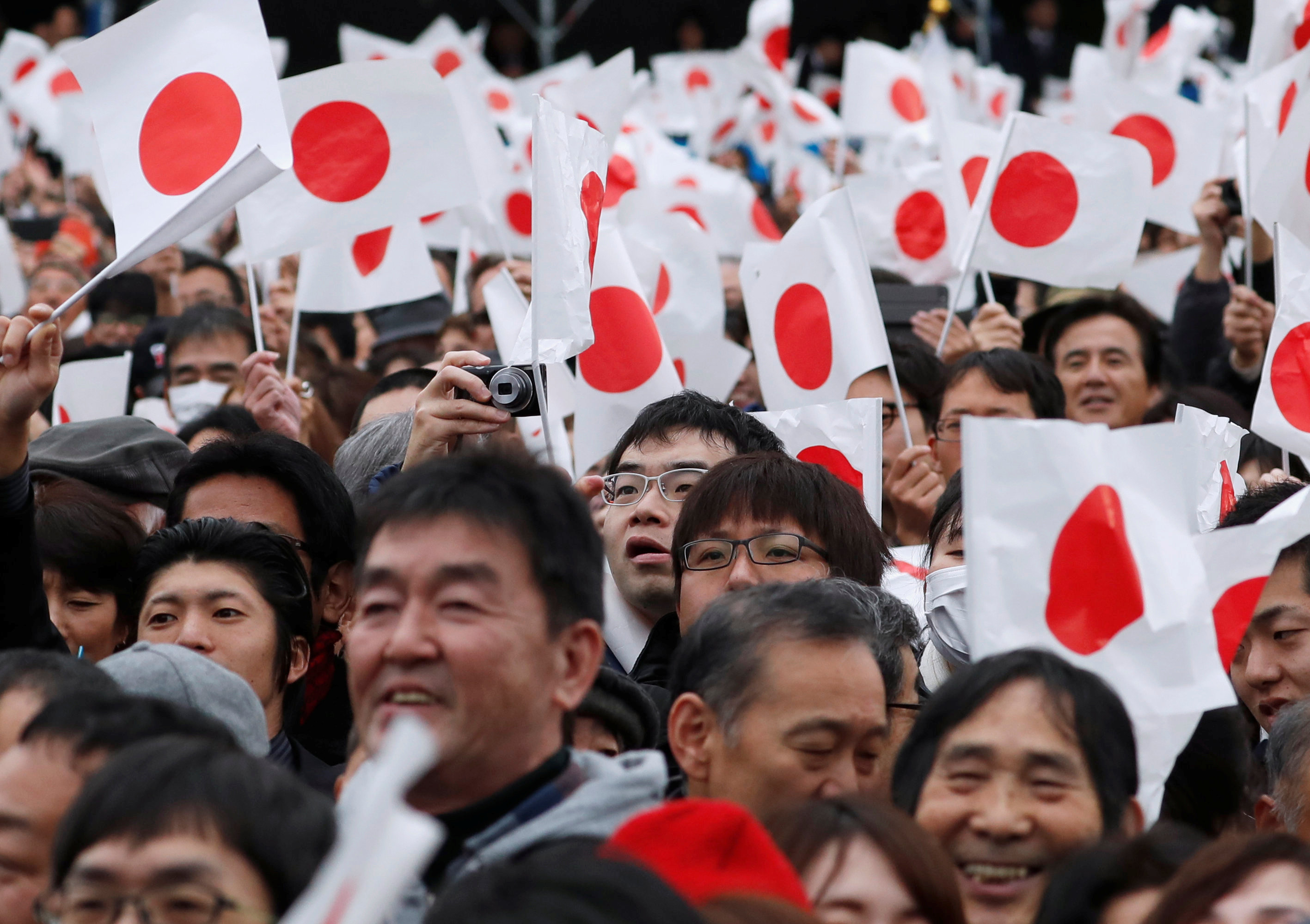 مواطنون يابانيون يحتفون بعيد ميلاد الامبراطور الـ85