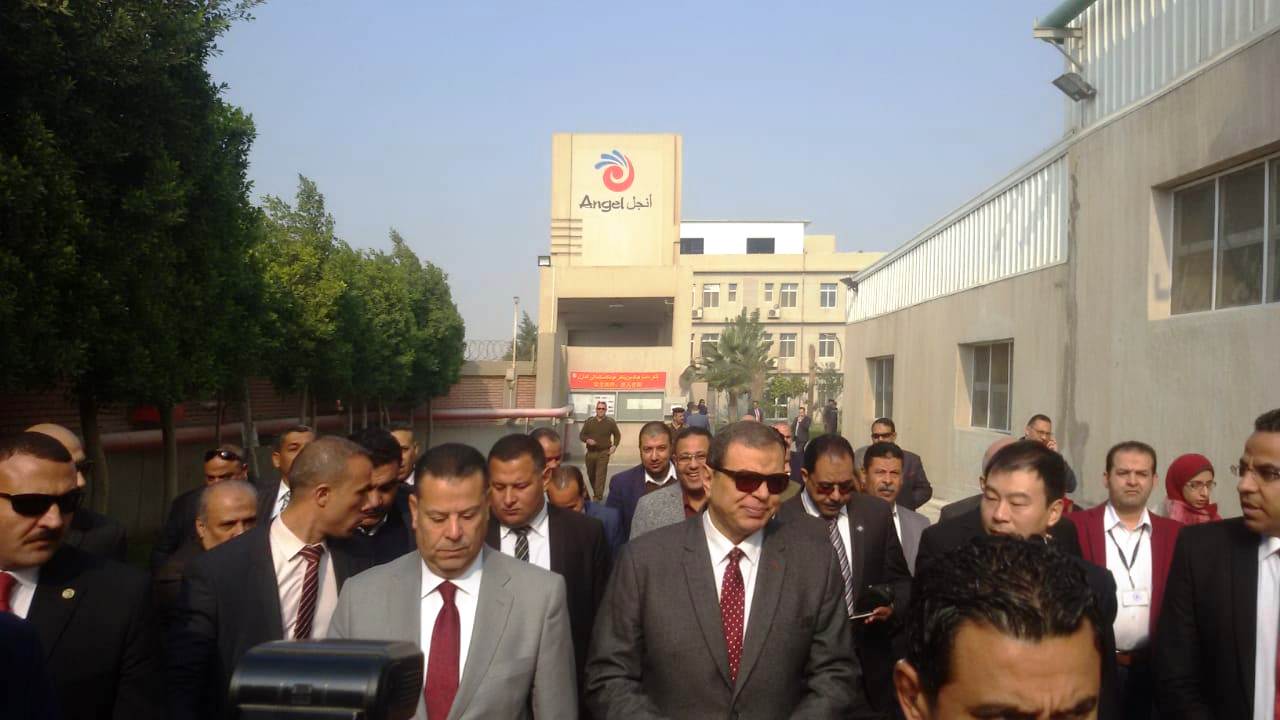 محافظ بنى سويف ووزير القوى العاملة يزوران أحد مصانع الخميرة (4)