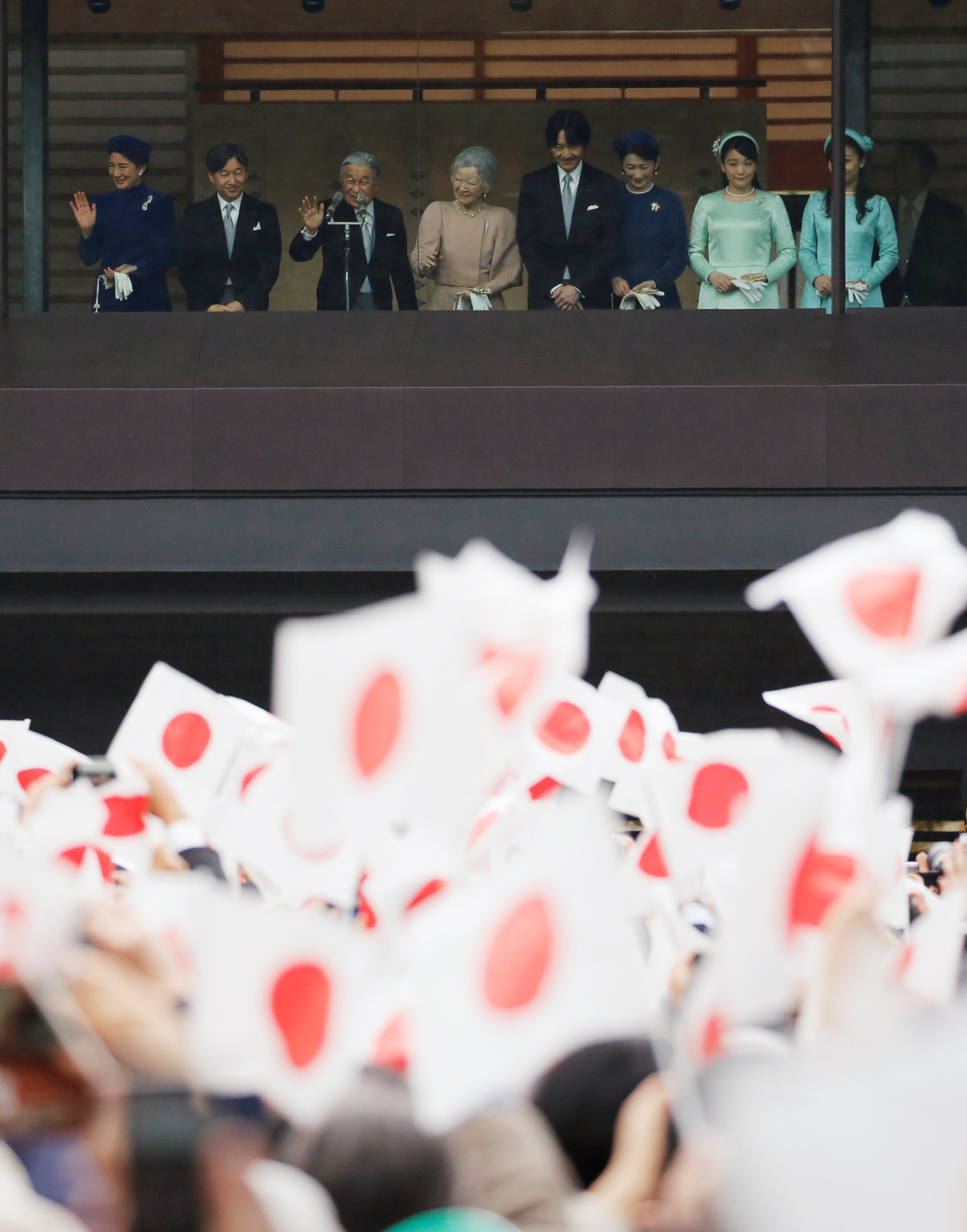 امبراطور اليابان بين زوجته وأبناء وأحفاده
