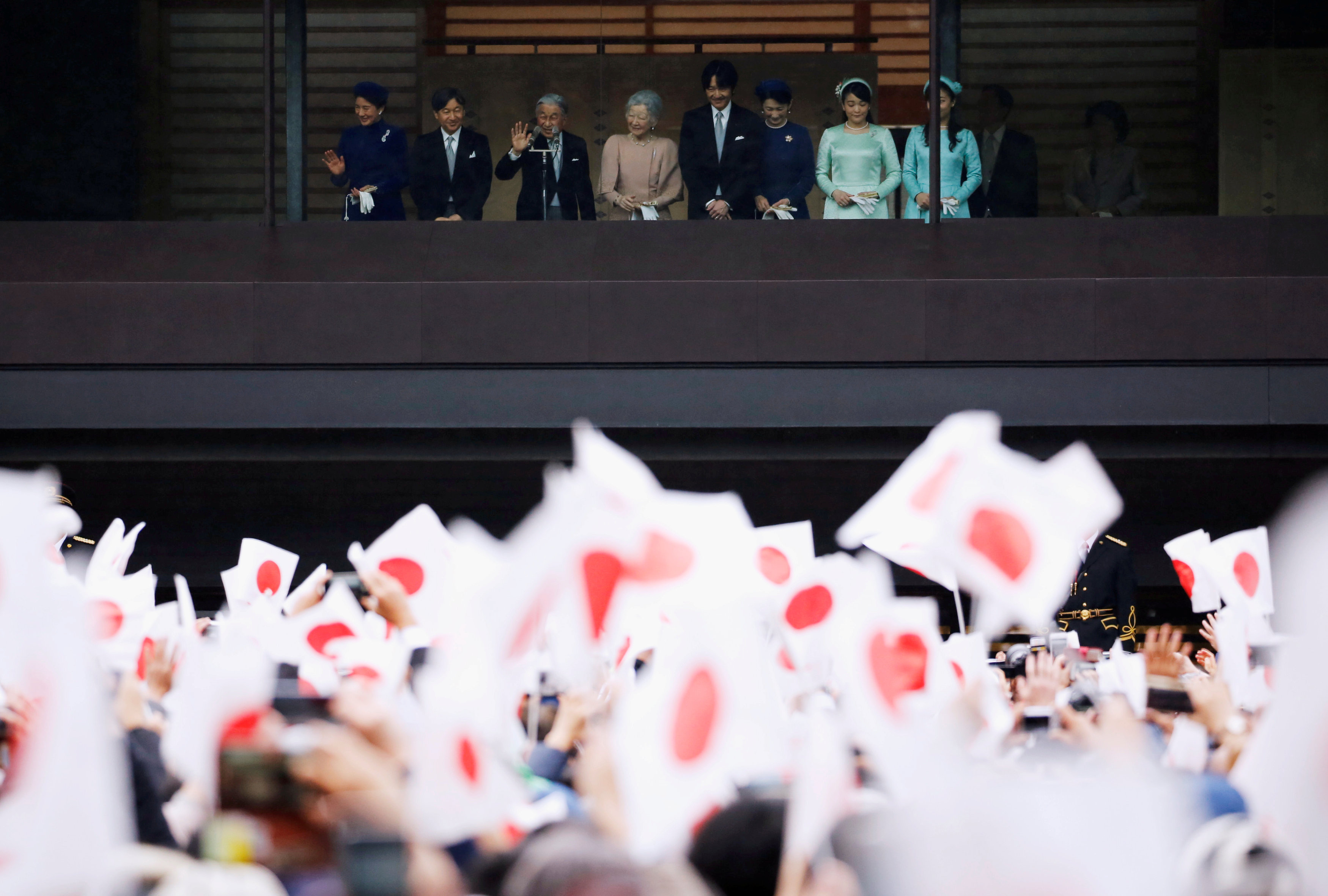 امبراطور اليابان بين عائلته وأمام محبيه