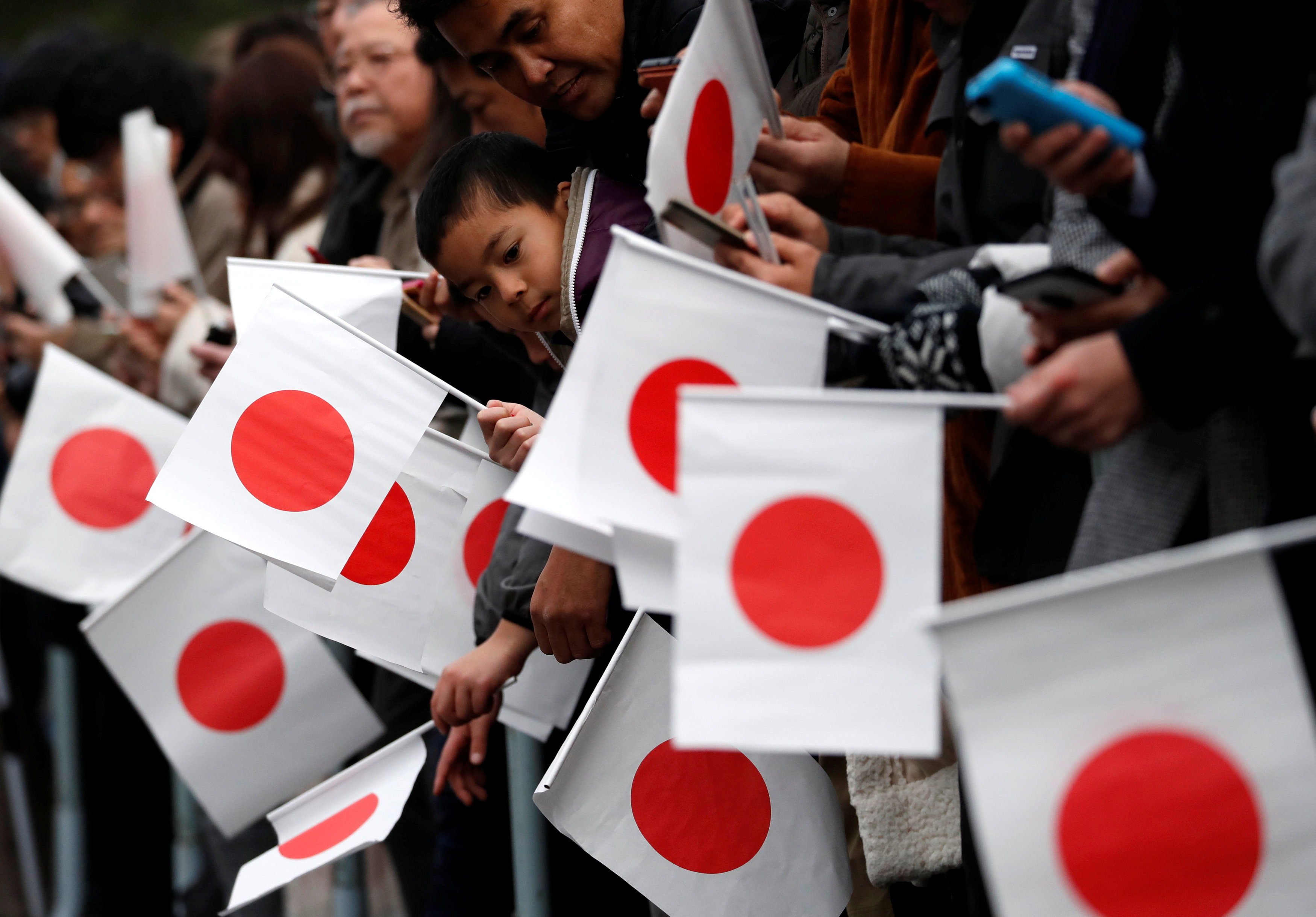 اليابانيون بمختلف أعمارهم يشاركون فى الاحتفالات