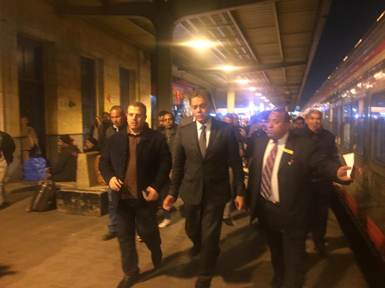 وزير النقل فى جولة تفقدية مفاجئة منتصف الليل بمحطة مصر برمسيس  (6)