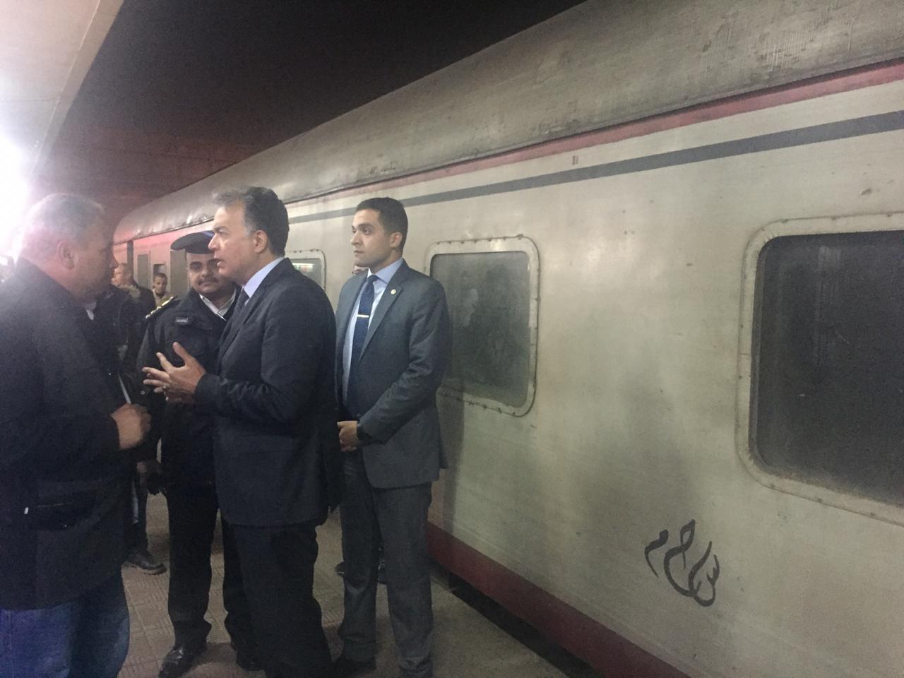 وزير النقل فى جولة تفقدية مفاجئة منتصف الليل بمحطة مصر برمسيس  (4)