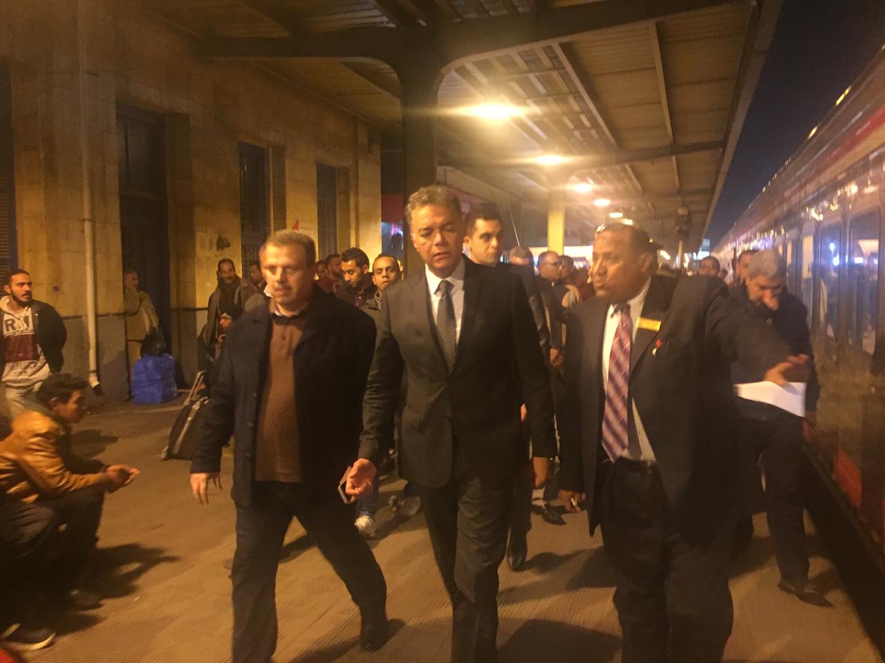 وزير النقل فى جولة تفقدية مفاجئة منتصف الليل بمحطة مصر برمسيس  (5)