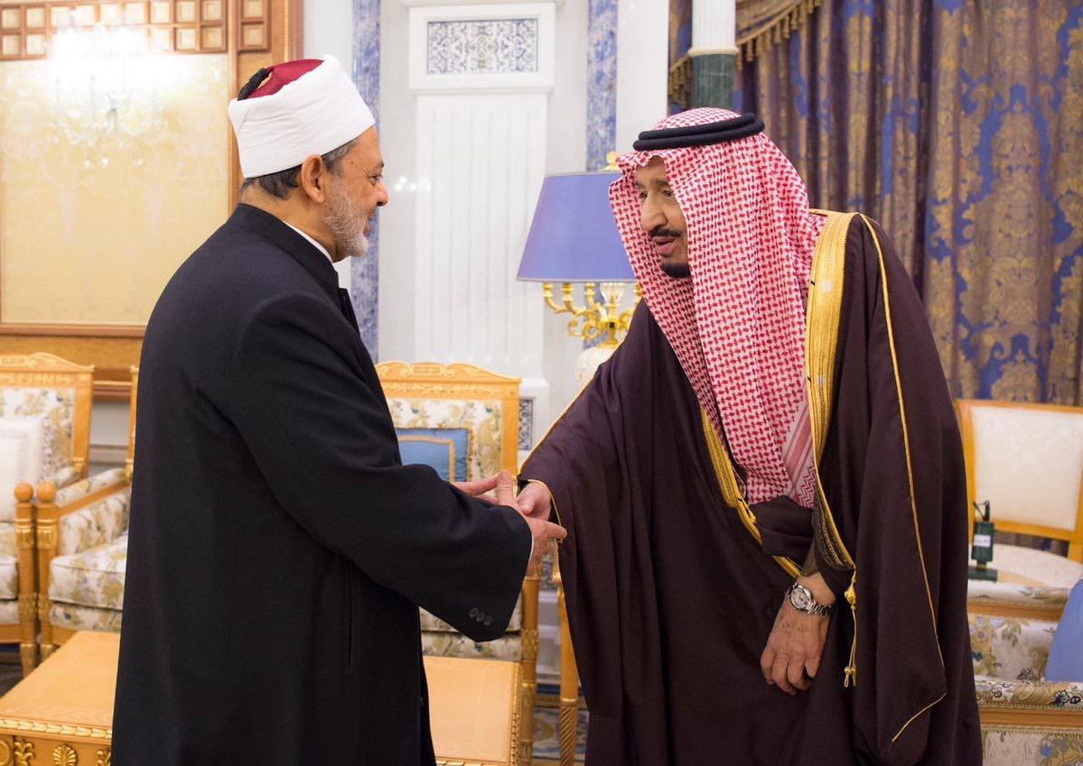 أثناء لقاء شيخ الأزهر الشريف بالعاهل السعودى الملك سلمان بن عبد العزيز آل سعود (1)
