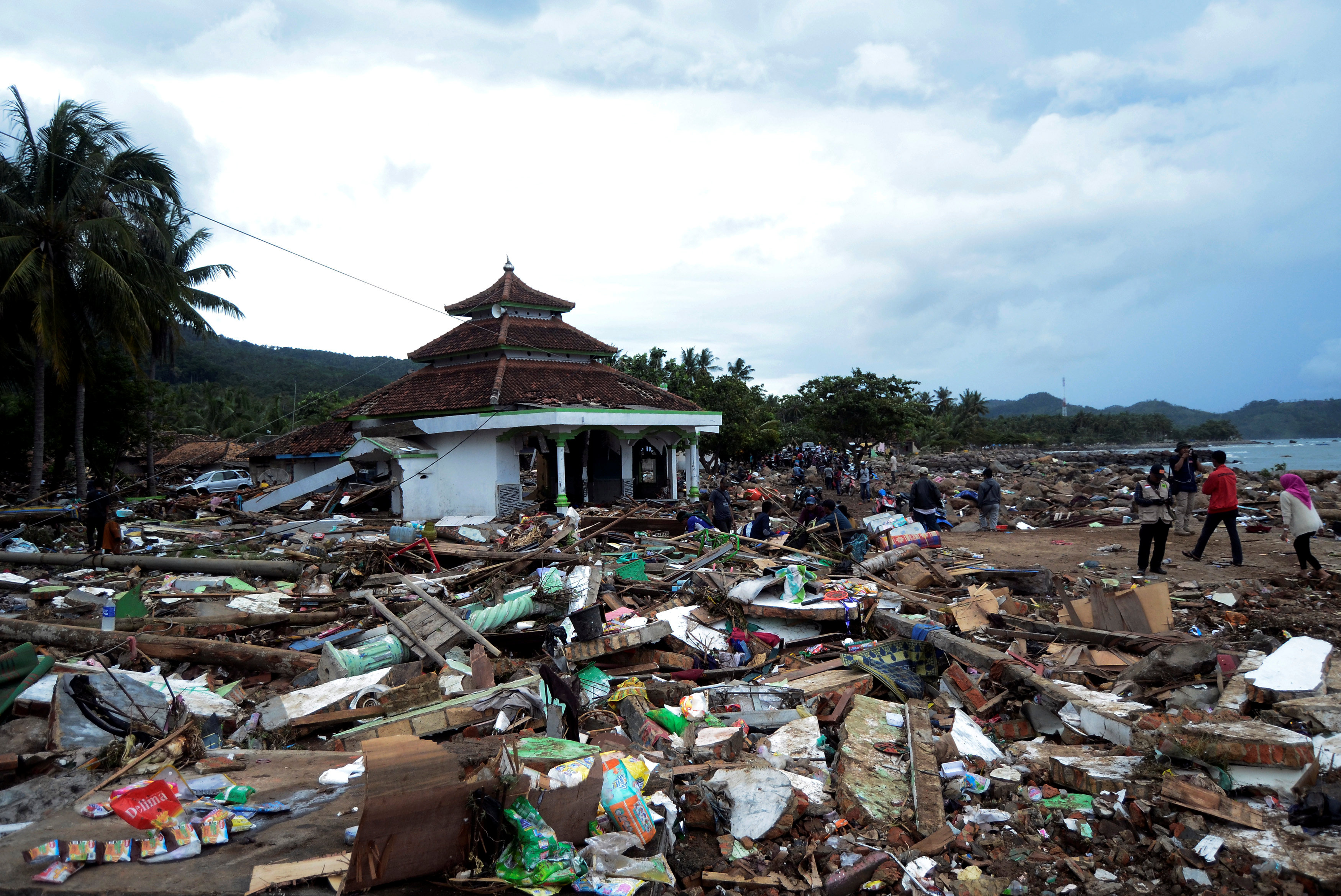 فرق الإنقاذ فى إندونيسيا تبحث عن ناجين من تسونامى وسط ثورة البركان (13)