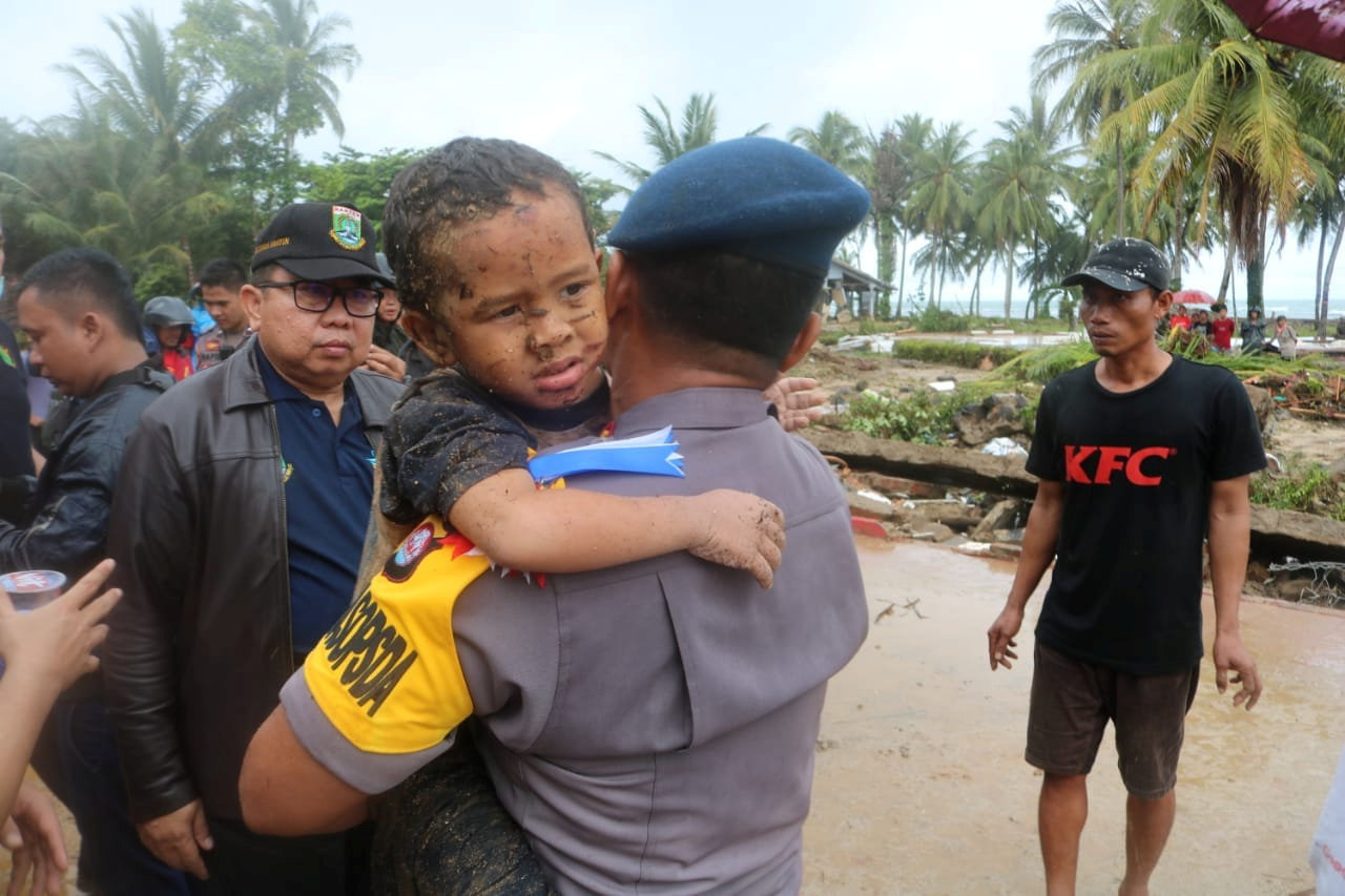 فرق الإنقاذ فى إندونيسيا تبحث عن ناجين من تسونامى وسط ثورة البركان (20)