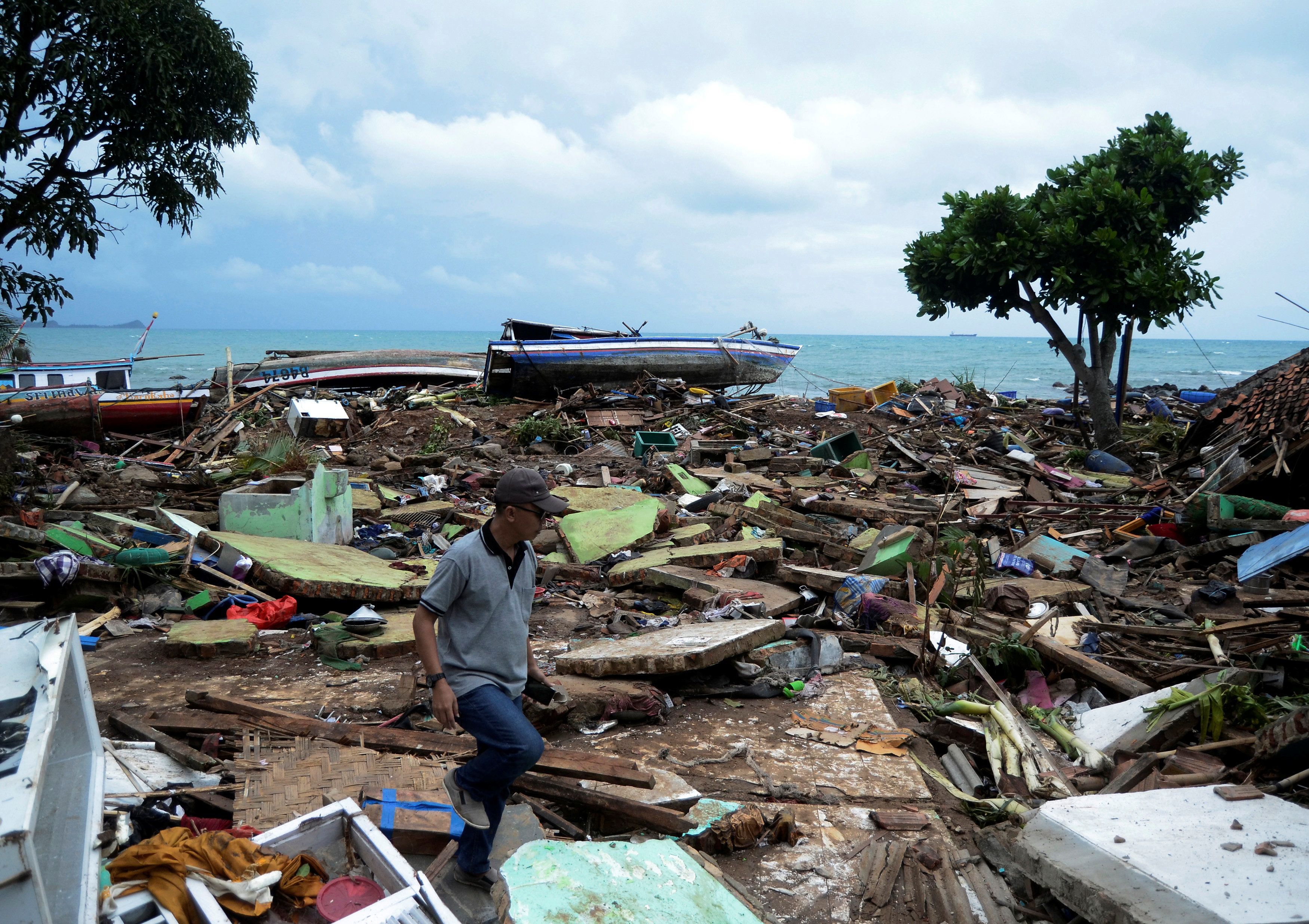 فرق الإنقاذ فى إندونيسيا تبحث عن ناجين من تسونامى وسط ثورة البركان (14)