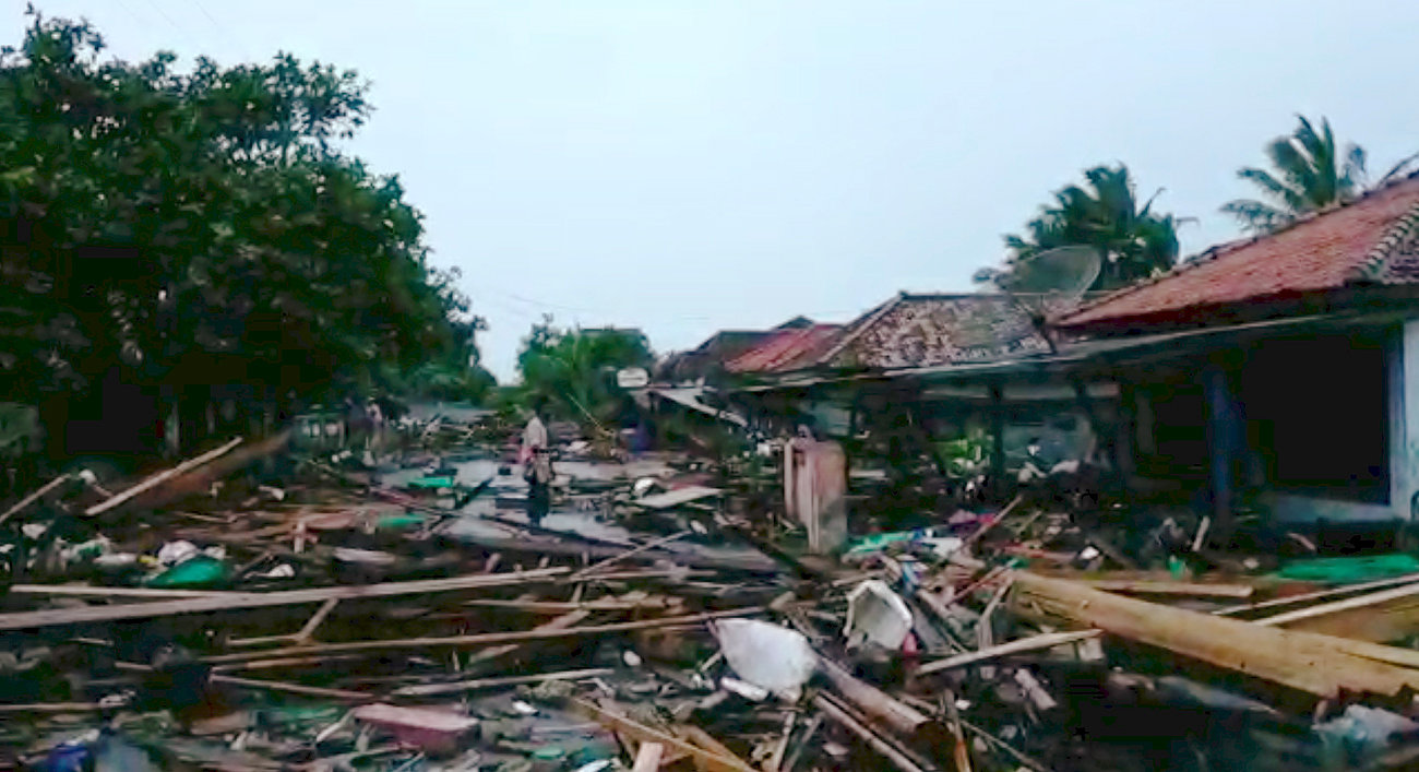 فرق الإنقاذ فى إندونيسيا تبحث عن ناجين من تسونامى وسط ثورة البركان (8)