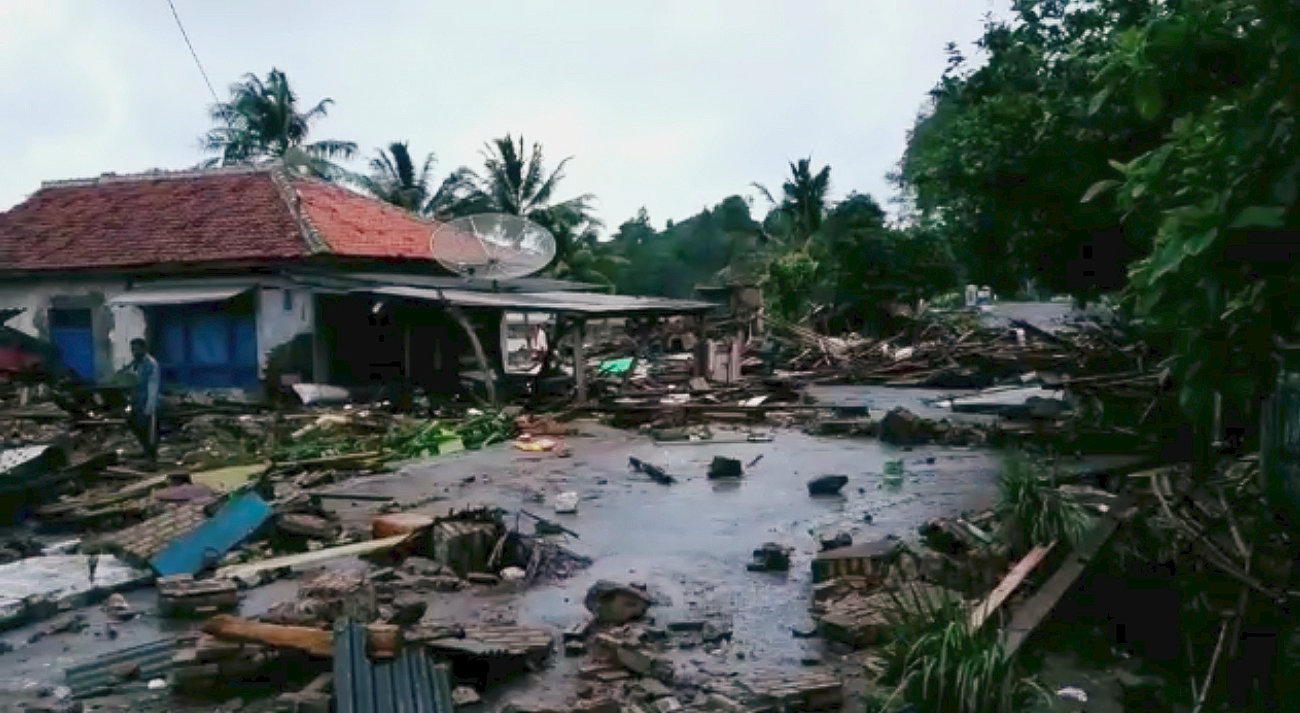 فرق الإنقاذ فى إندونيسيا تبحث عن ناجين من تسونامى وسط ثورة البركان (11)