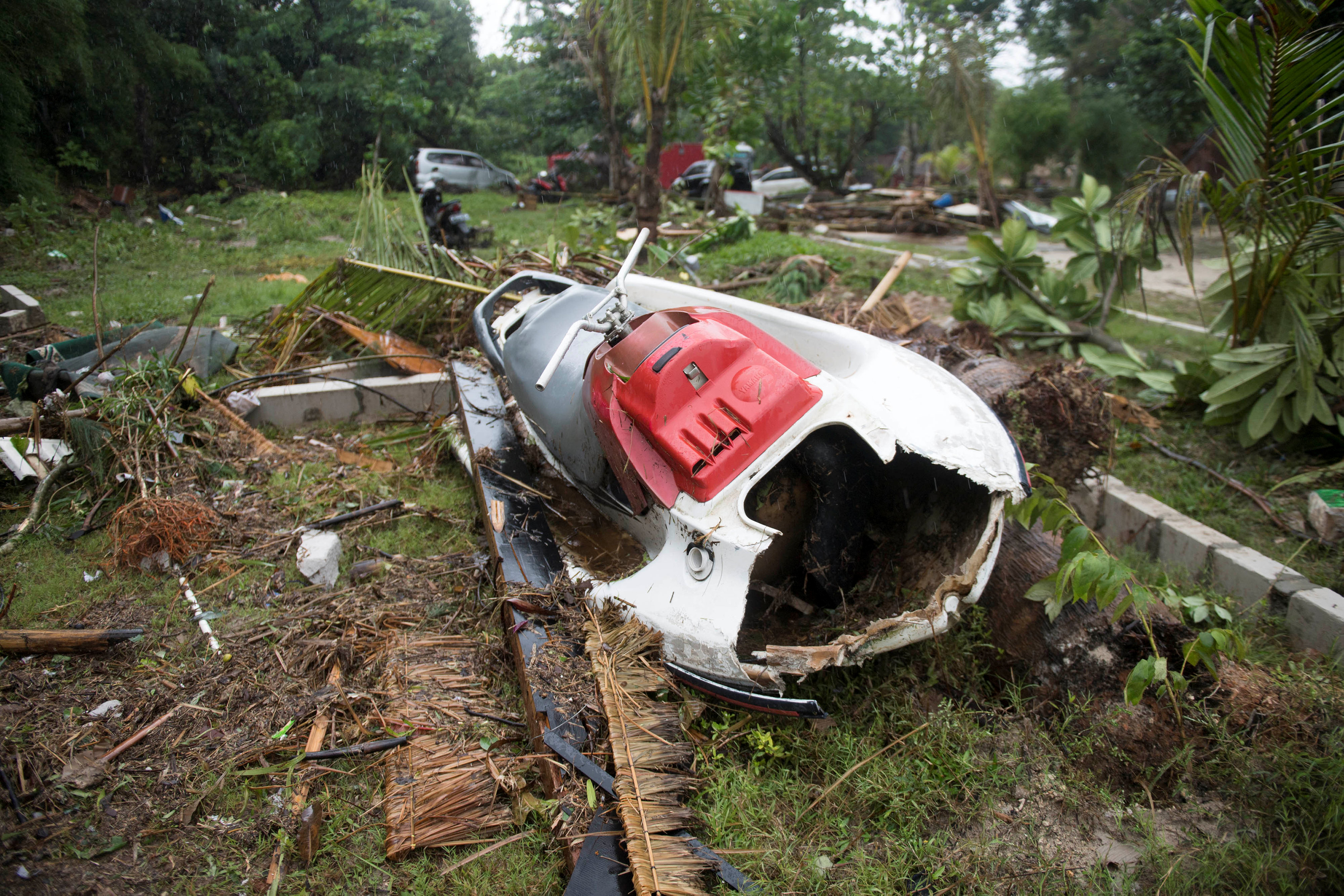 فرق الإنقاذ فى إندونيسيا تبحث عن ناجين من تسونامى وسط ثورة البركان (7)
