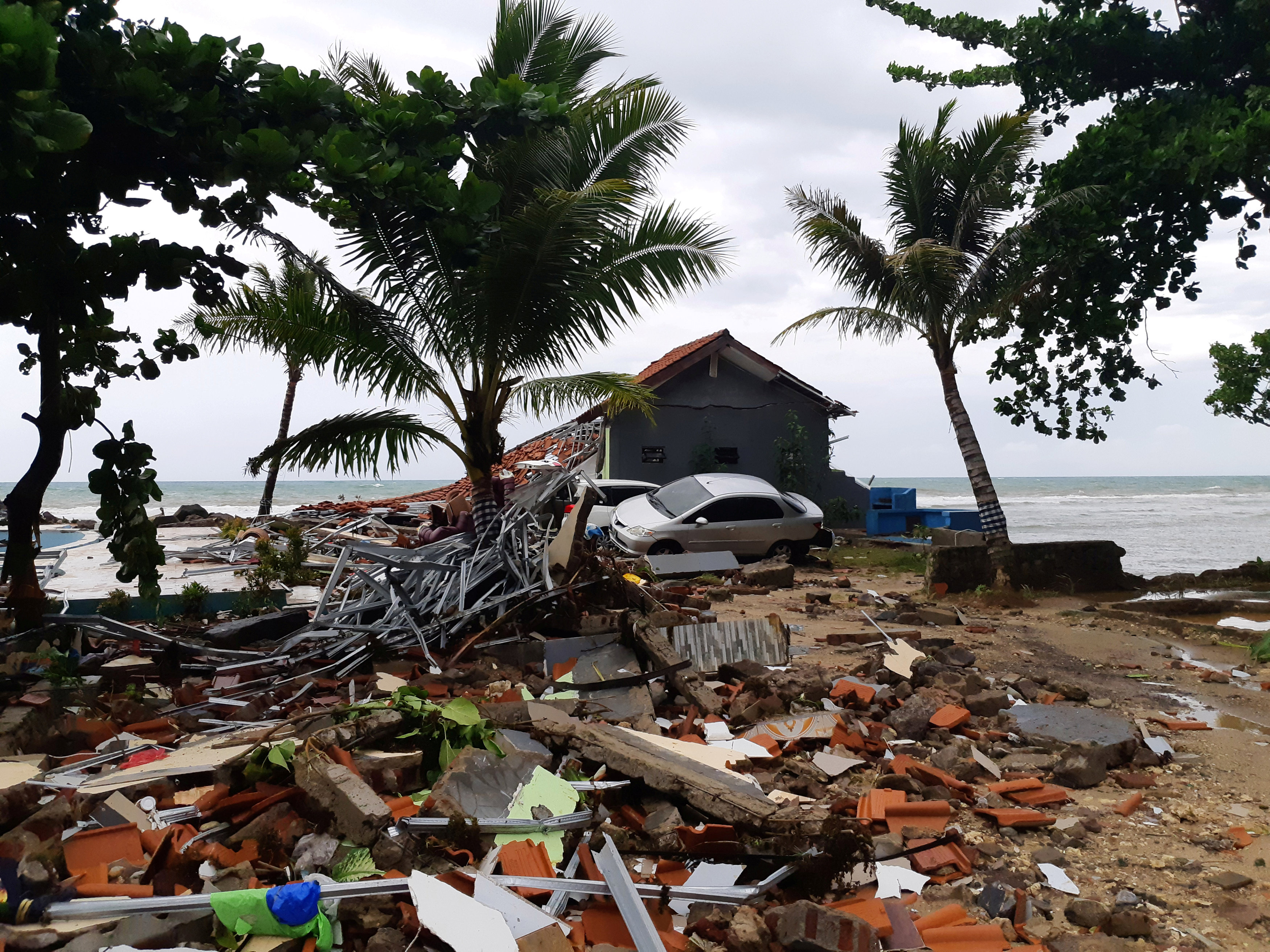 فرق الإنقاذ فى إندونيسيا تبحث عن ناجين من تسونامى وسط ثورة البركان (4)
