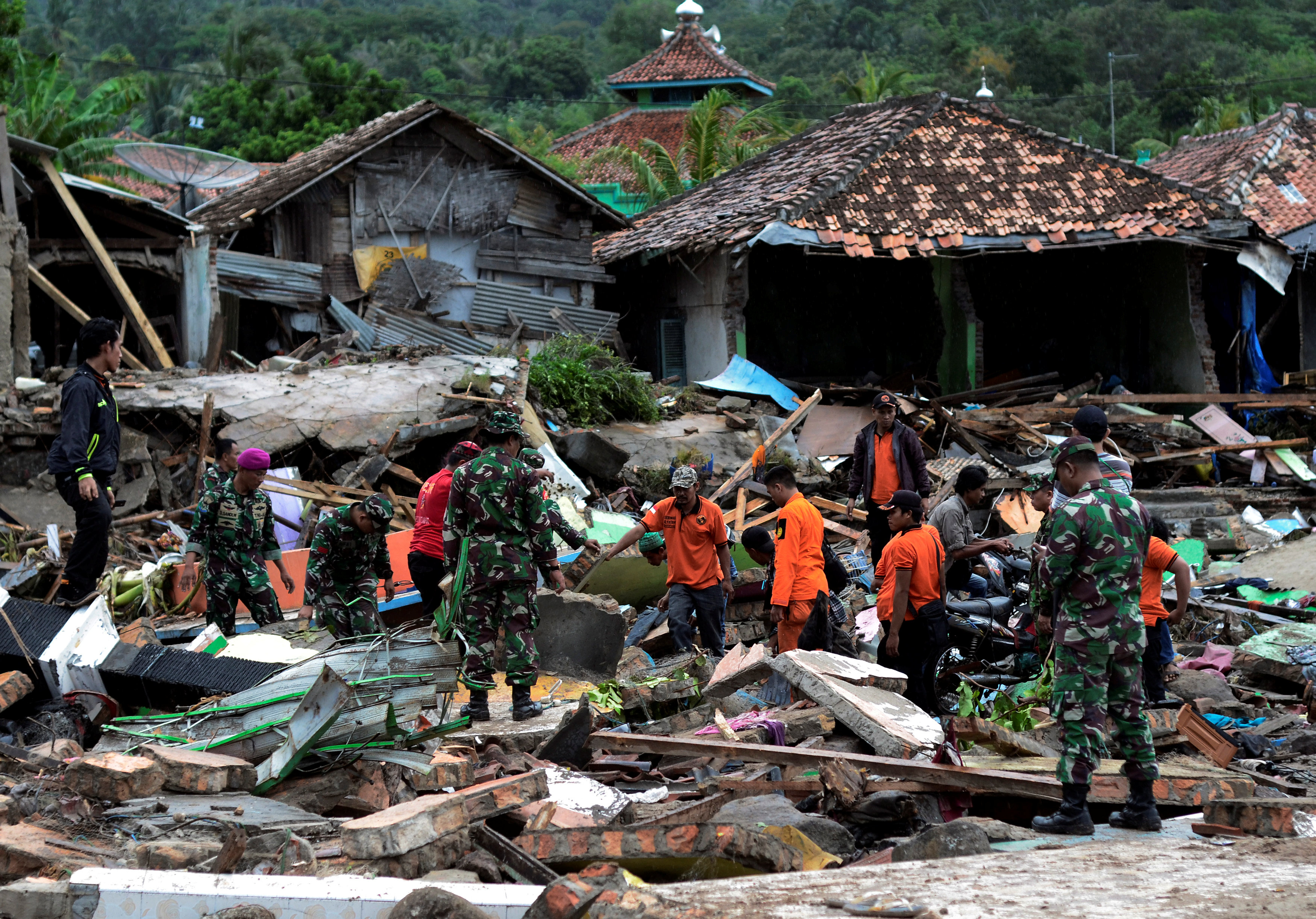 فرق الإنقاذ فى إندونيسيا تبحث عن ناجين من تسونامى وسط ثورة البركان (15)