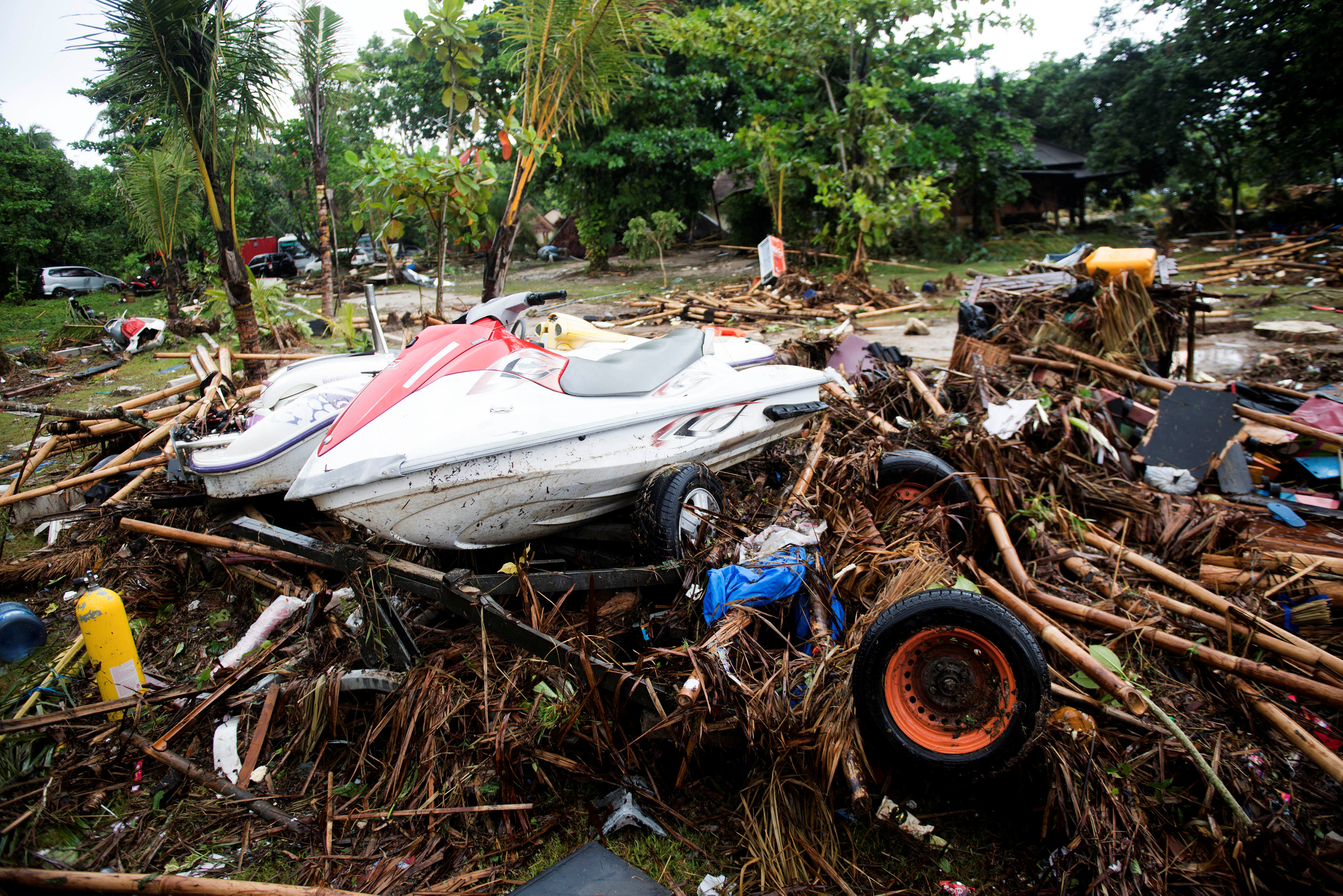 فرق الإنقاذ فى إندونيسيا تبحث عن ناجين من تسونامى وسط ثورة البركان (6)