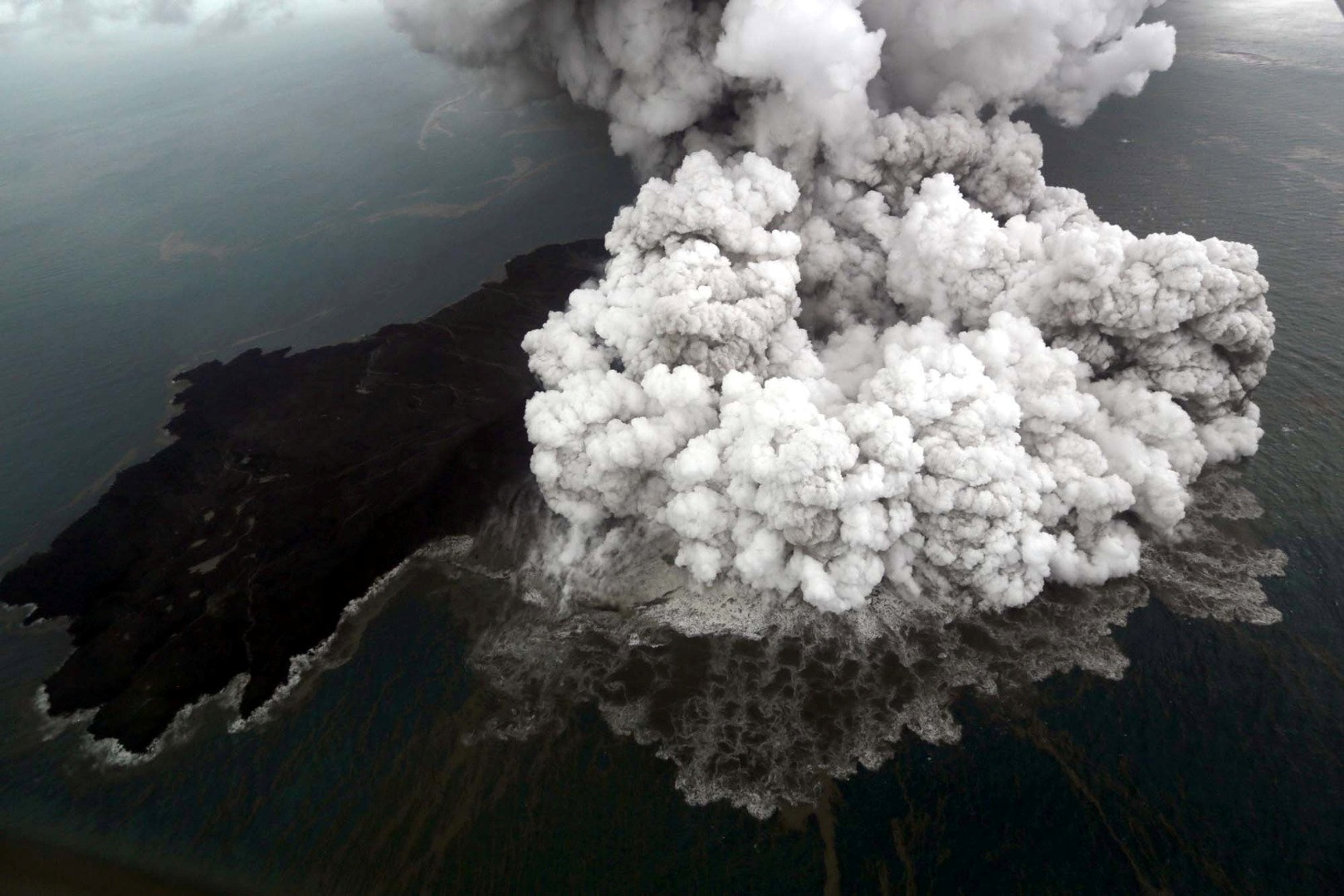 فرق الإنقاذ فى إندونيسيا تبحث عن ناجين من تسونامى وسط ثورة البركان (18)