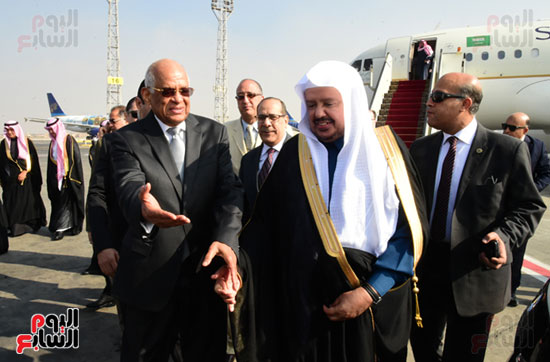 رئيس البرلمان يستقبل نظيره السعودى بمطار القاهرة لبحث التعاون المشترك (5)