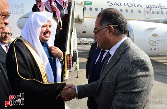 رئيس البرلمان يستقبل نظيره السعودى بمطار القاهرة لبحث التعاون المشترك (3)