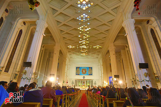 صور الأقباط الكاثوليك يحيون قداس عيد الميلاد بكاتدرائية العذراء (2)
