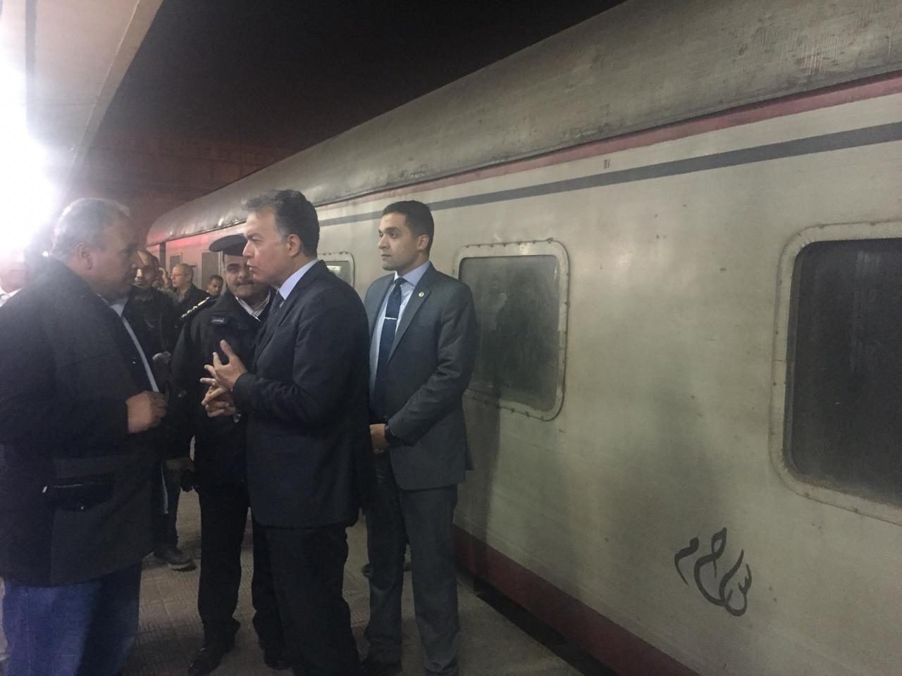وزير النقل فى جولة تفقدية مفاجئة منتصف الليل بمحطة مصر برمسيس  (2)