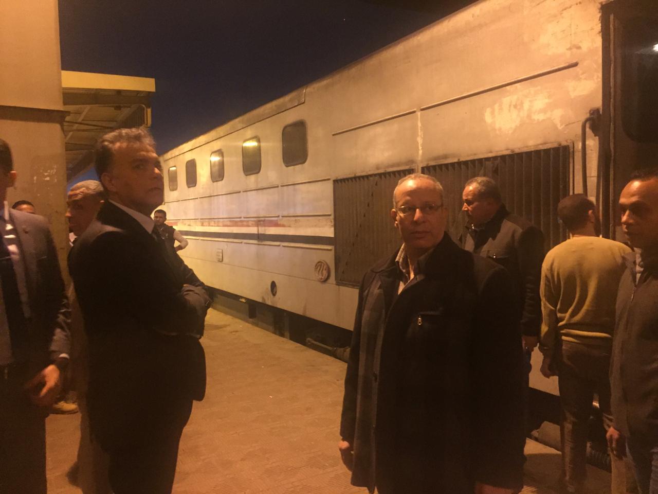 وزير النقل فى جولة تفقدية مفاجئة منتصف الليل بمحطة مصر برمسيس  (1)