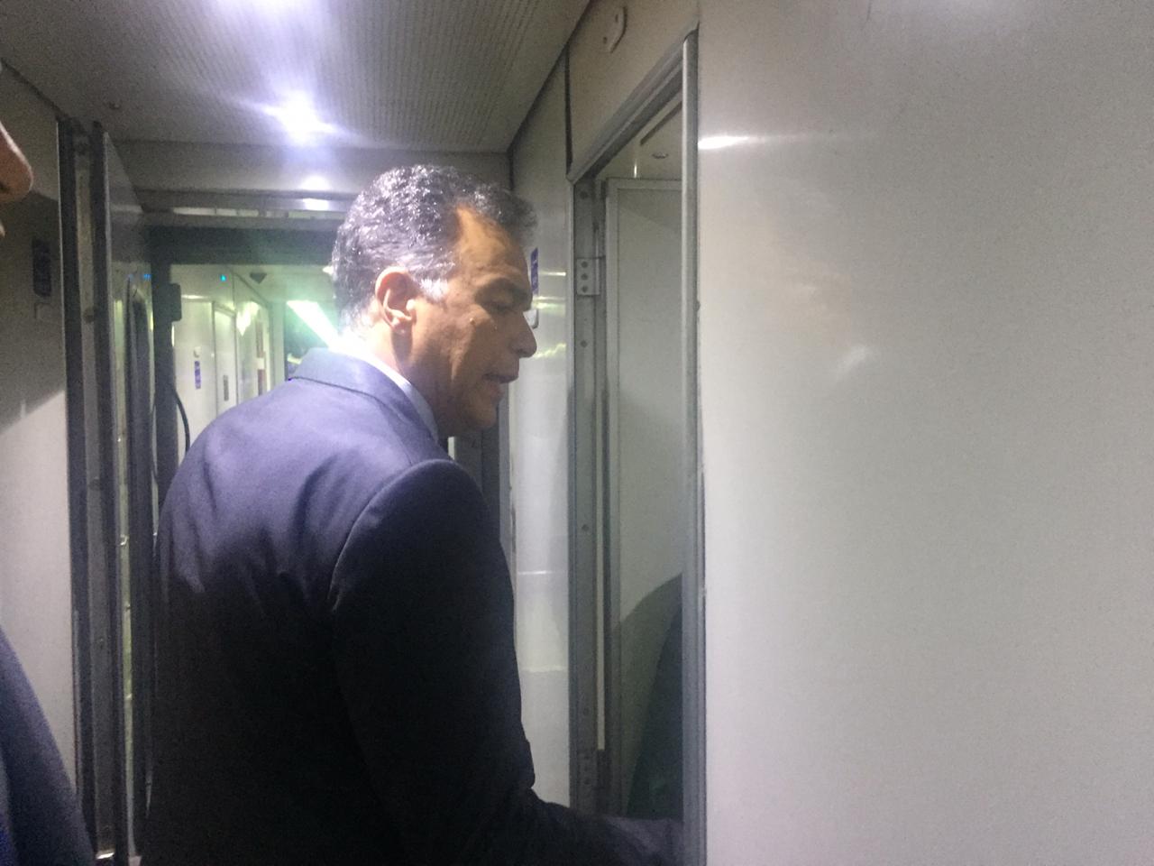 وزير النقل فى جولة تفقدية مفاجئة منتصف الليل بمحطة مصر برمسيس  (3)
