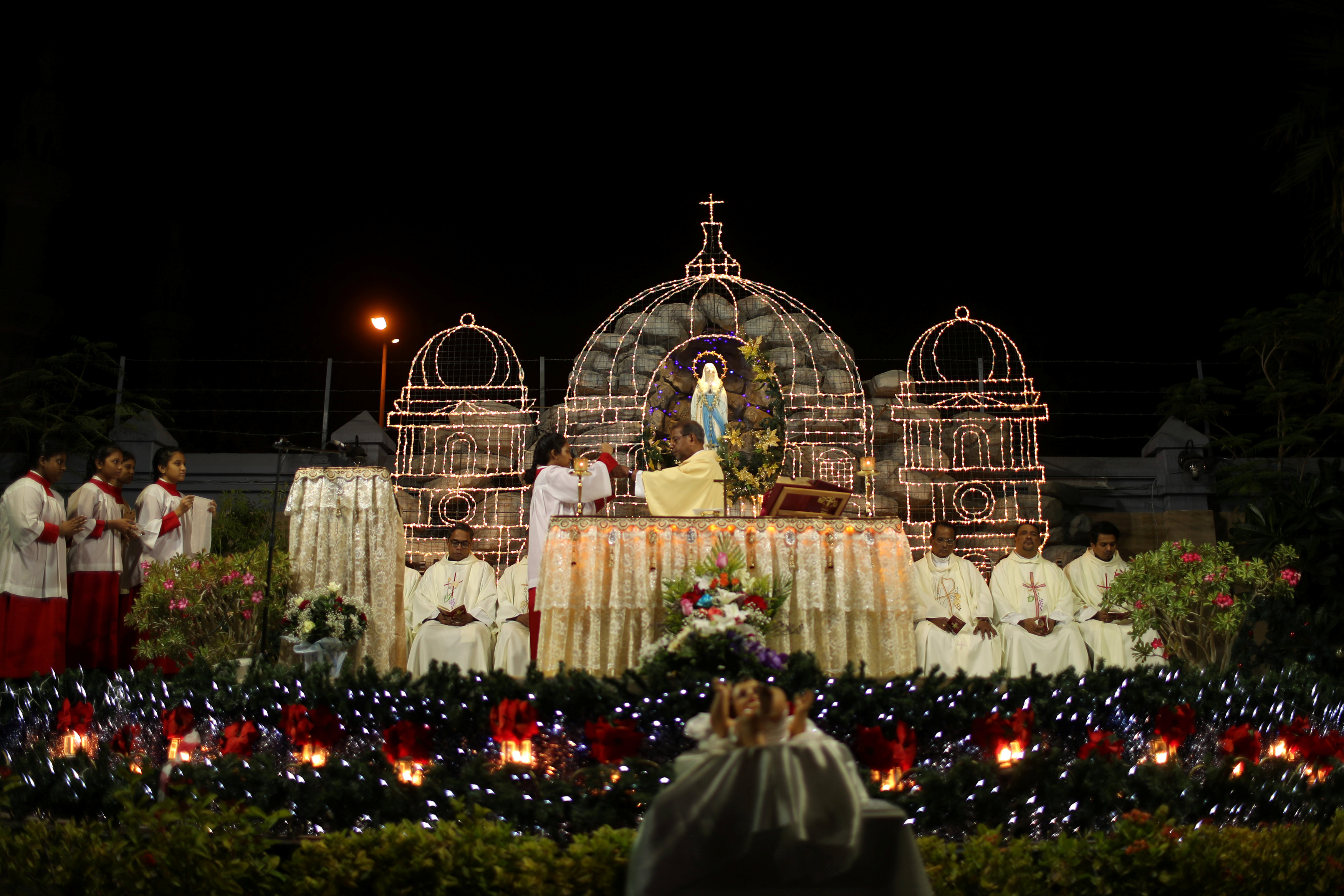 احتفالات المسيحين فى كنيسة سانت ماريا بالإمارات