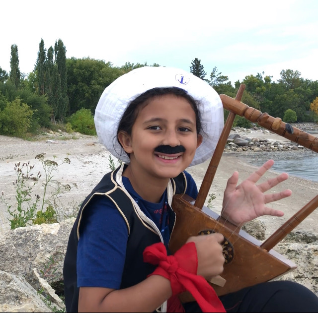 بالسمسمية وملابس الصيادين لوجي تنشر ثقافة مصر في كندا