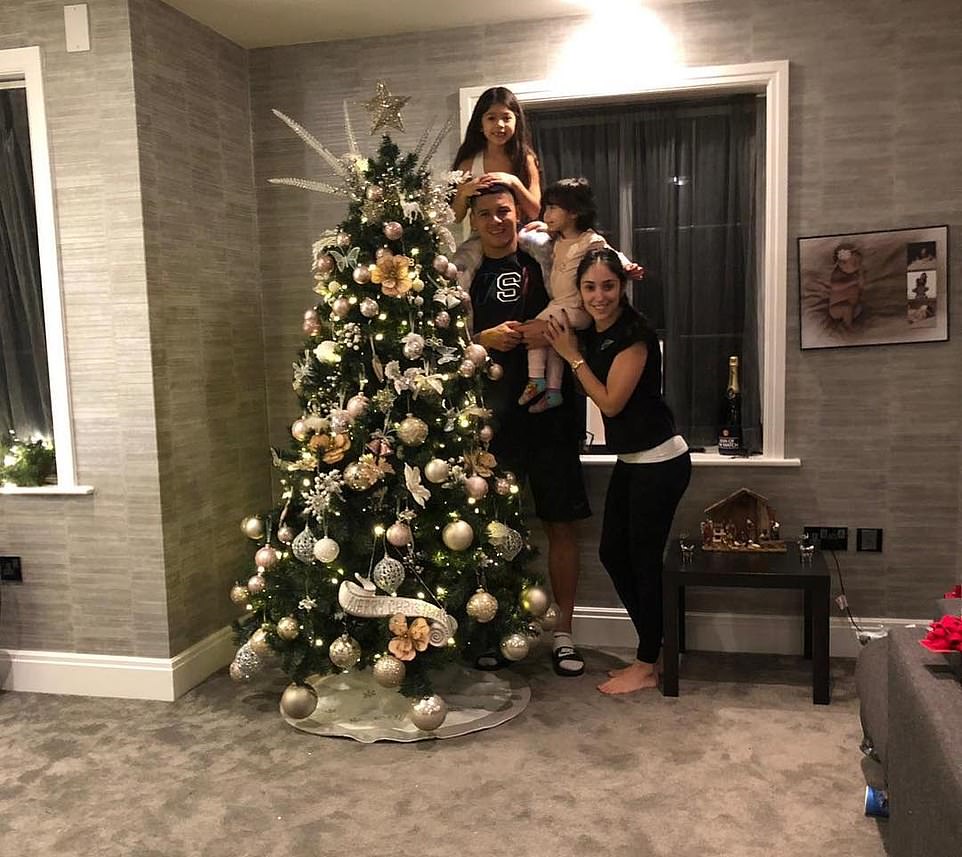 ماركوس روخو مدافع مانشستر يونايتد مع زوجته وأبناءه